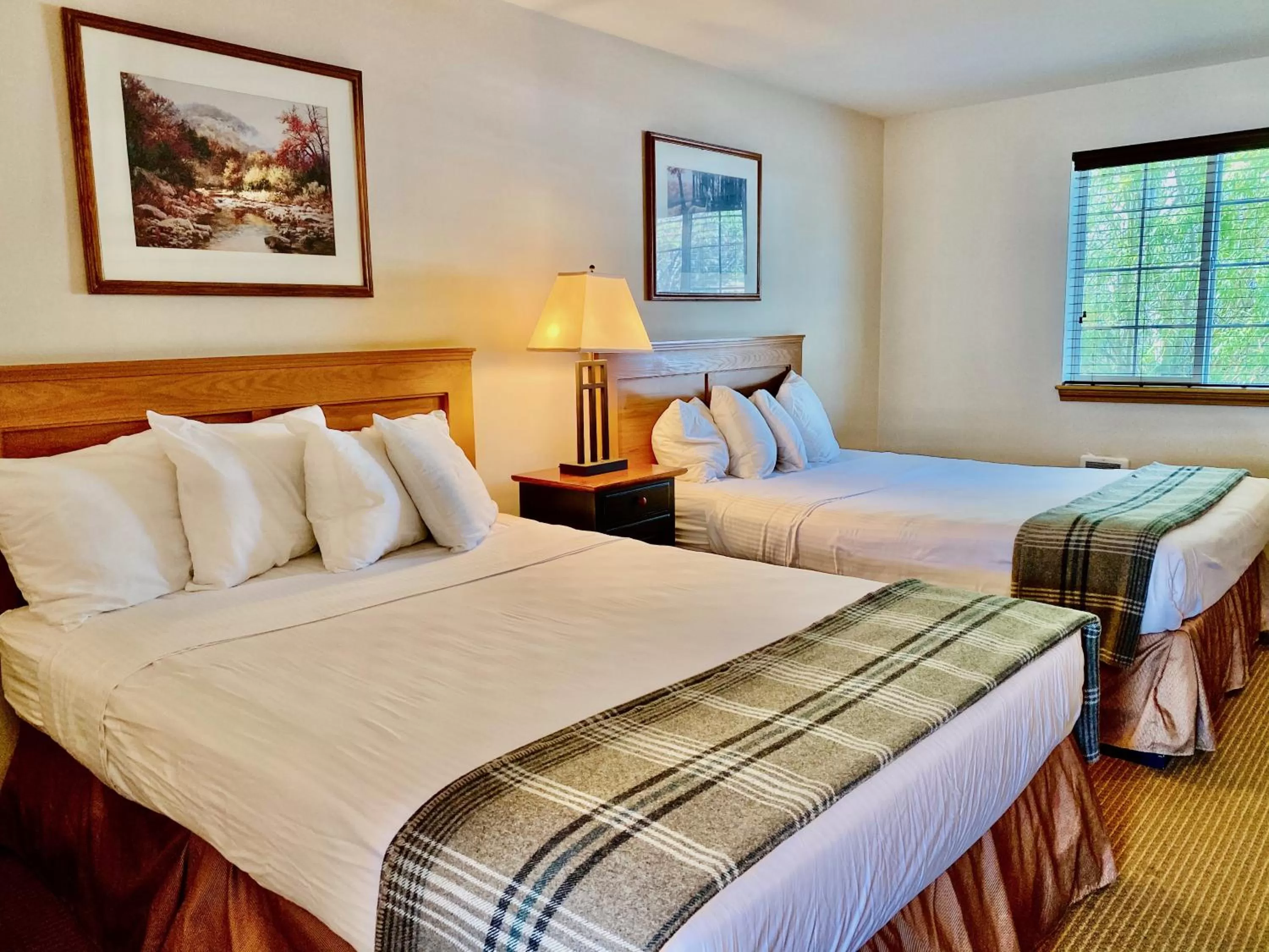 Bed in Cousin's Country Inn