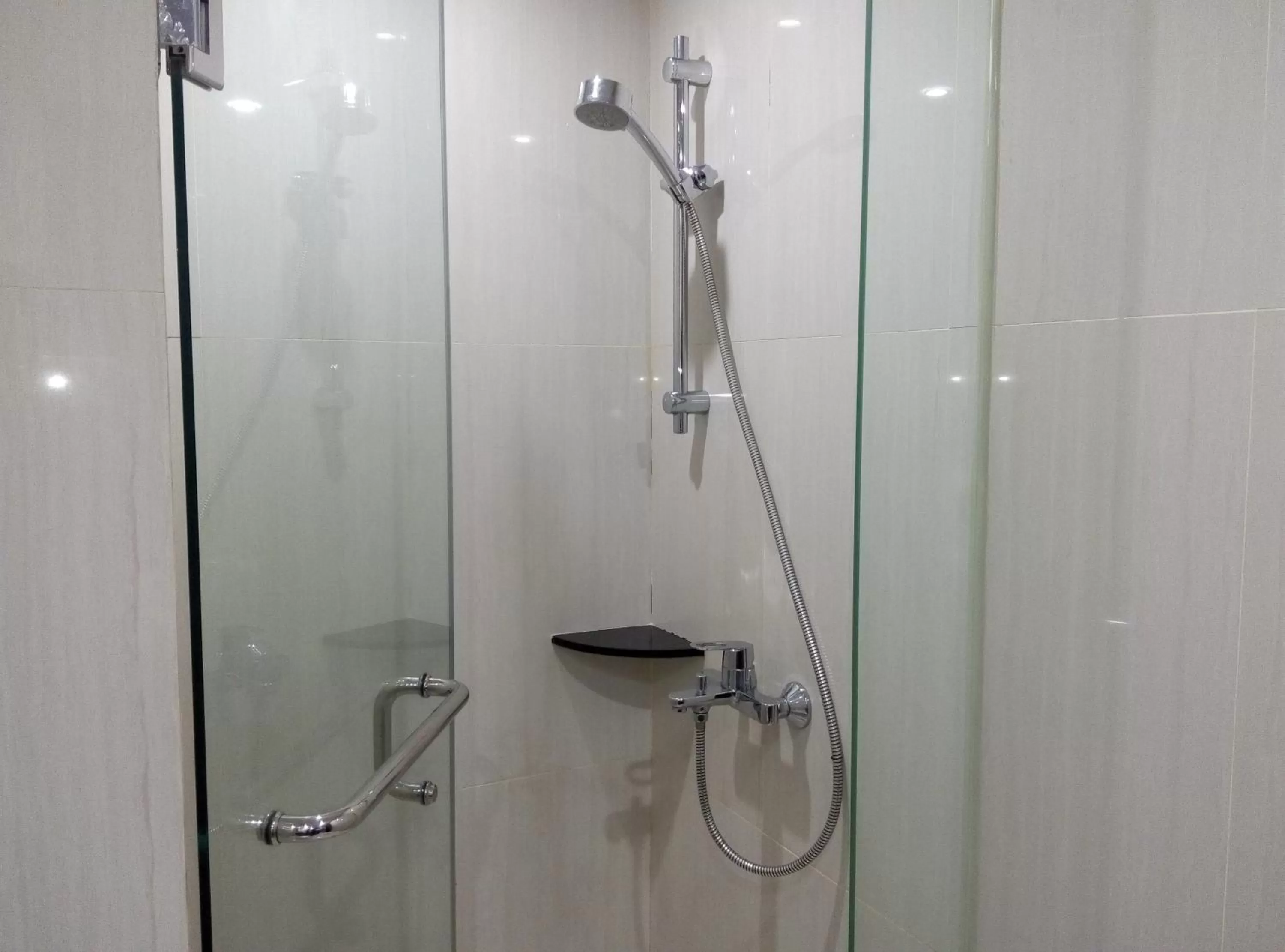 Shower in Orchardz Hotel Bandara