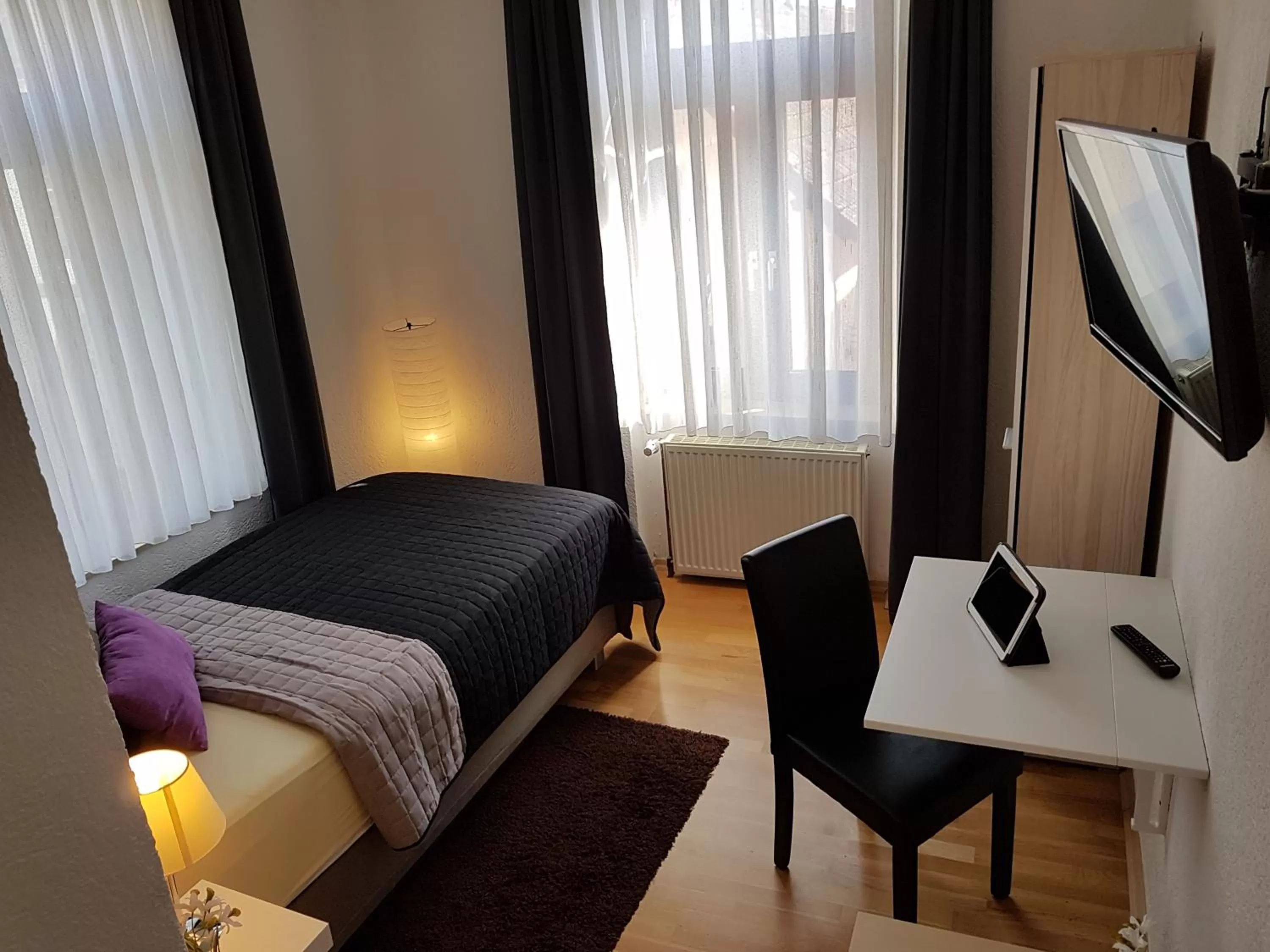 Photo of the whole room, Bed in Hotel Exquisite