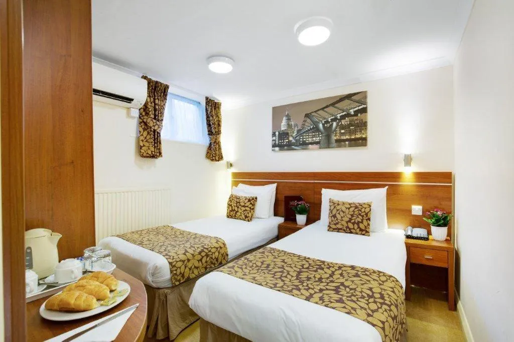 Bed in Queens Park Hotel