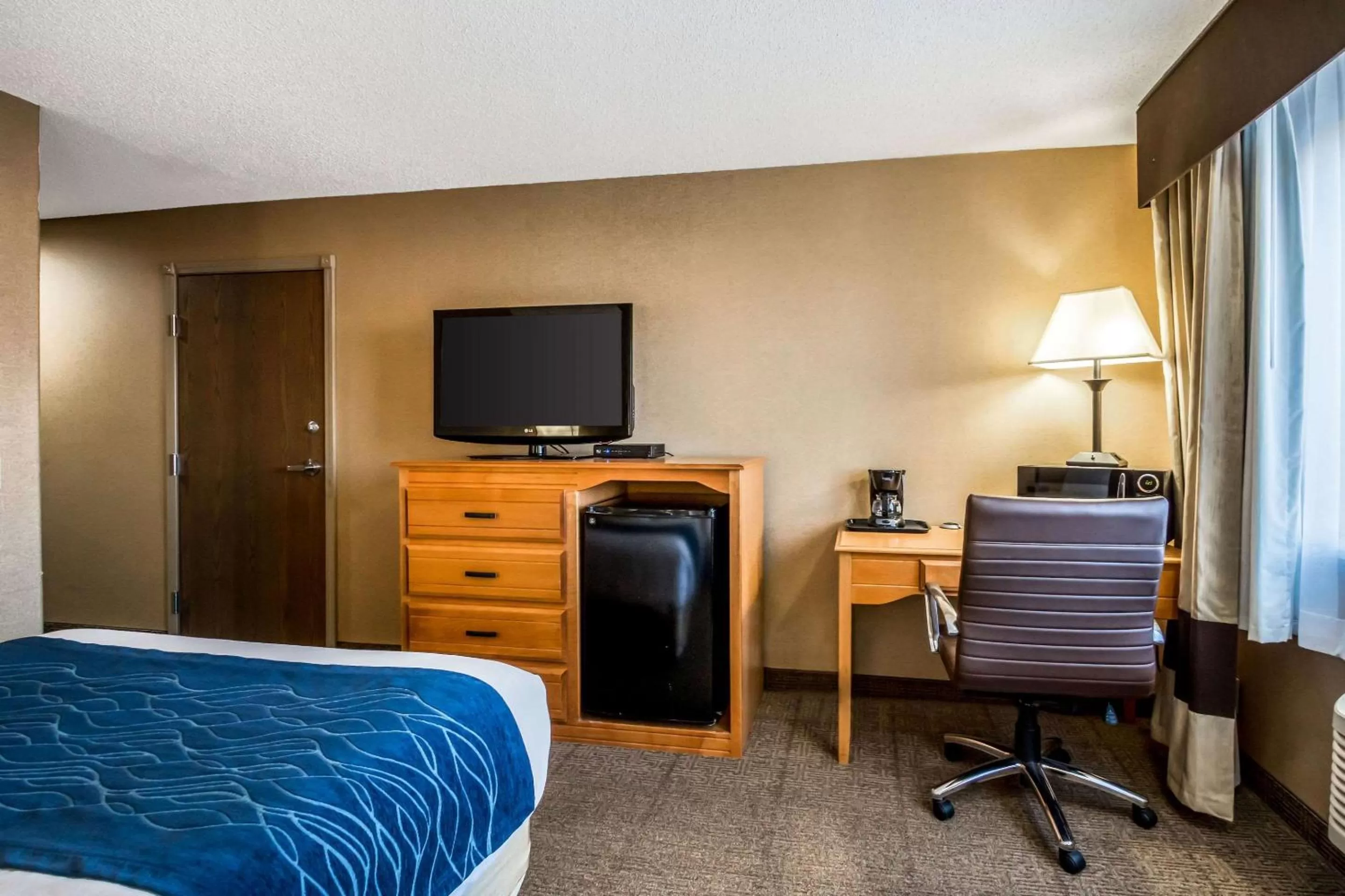 Queen Room with Roll-In Shower - Disability Access in Comfort Inn Green River National Park Area