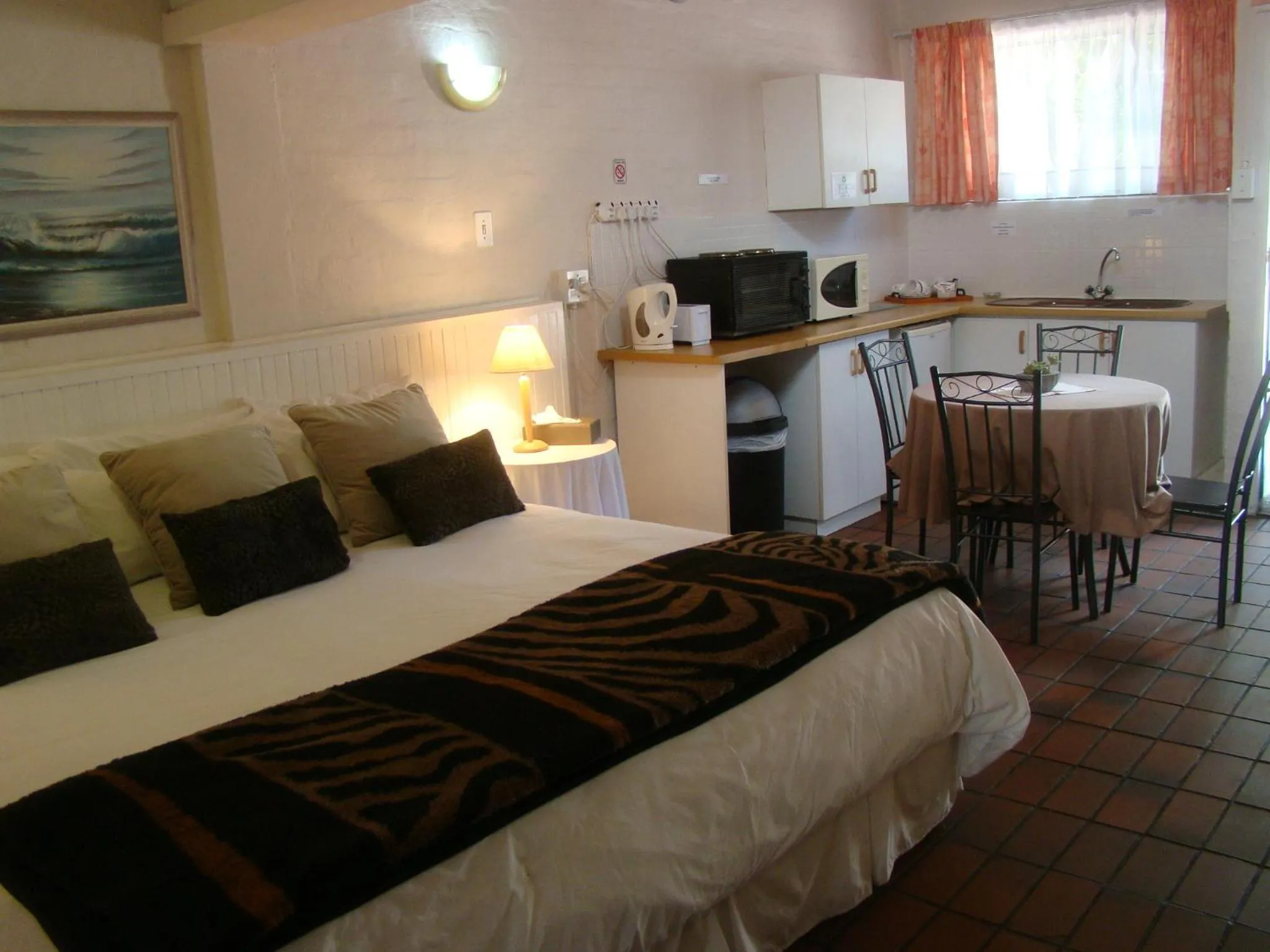 Kitchen or kitchenette, Bed in Aqua Marine Guest House