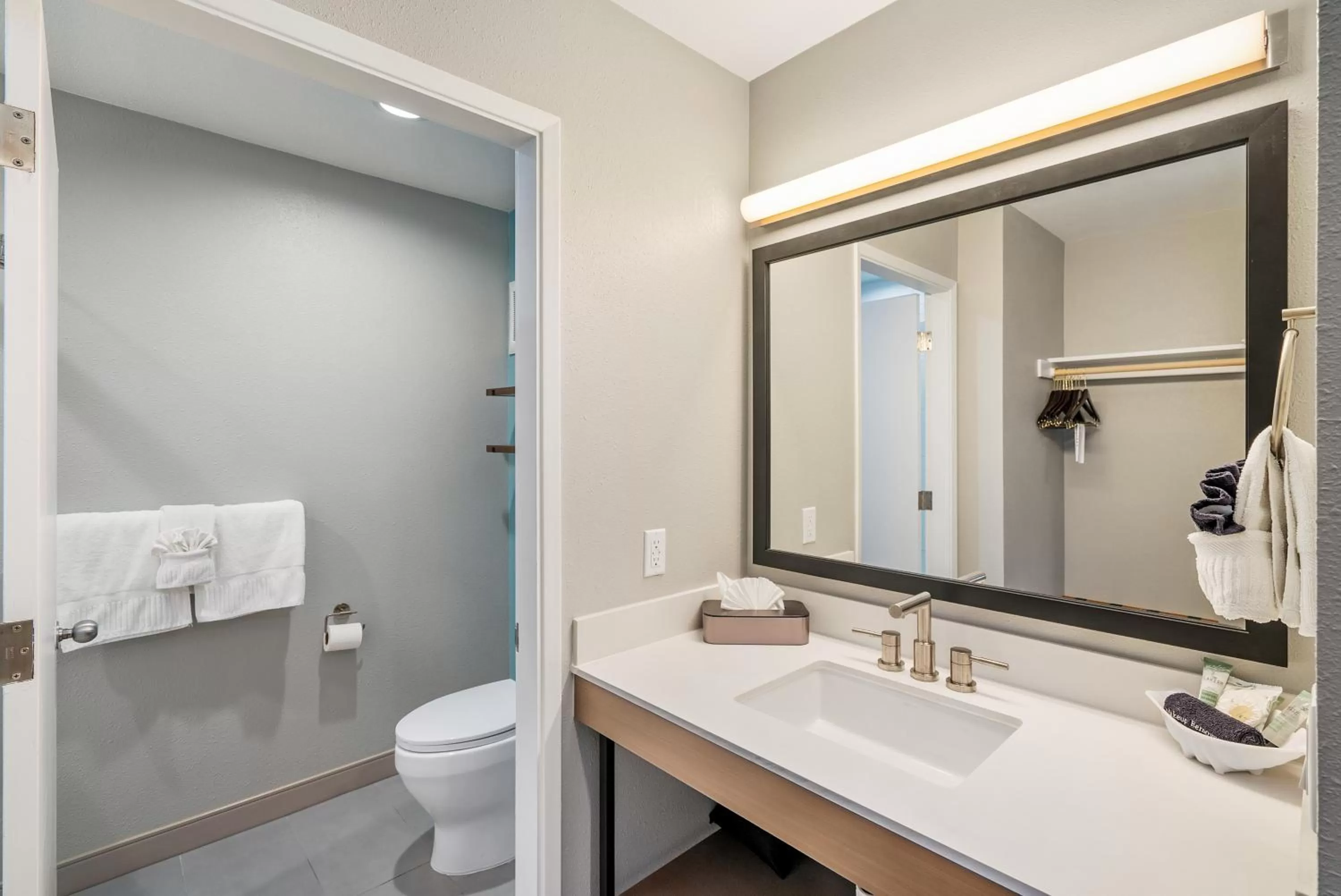 Bathroom in Shoreline Inn...on the beach