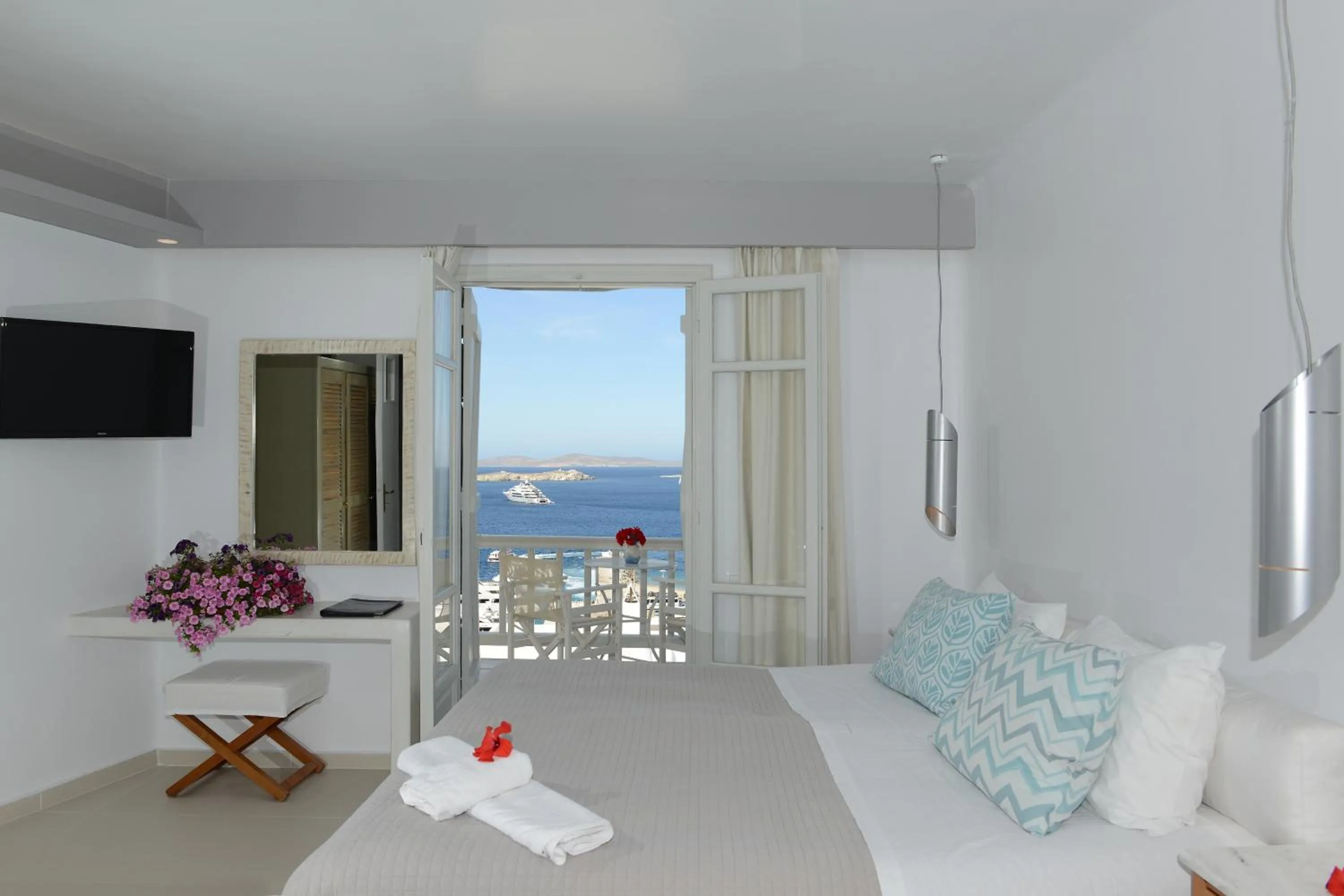 Photo of the whole room, Bed in Mykonos View Hotel