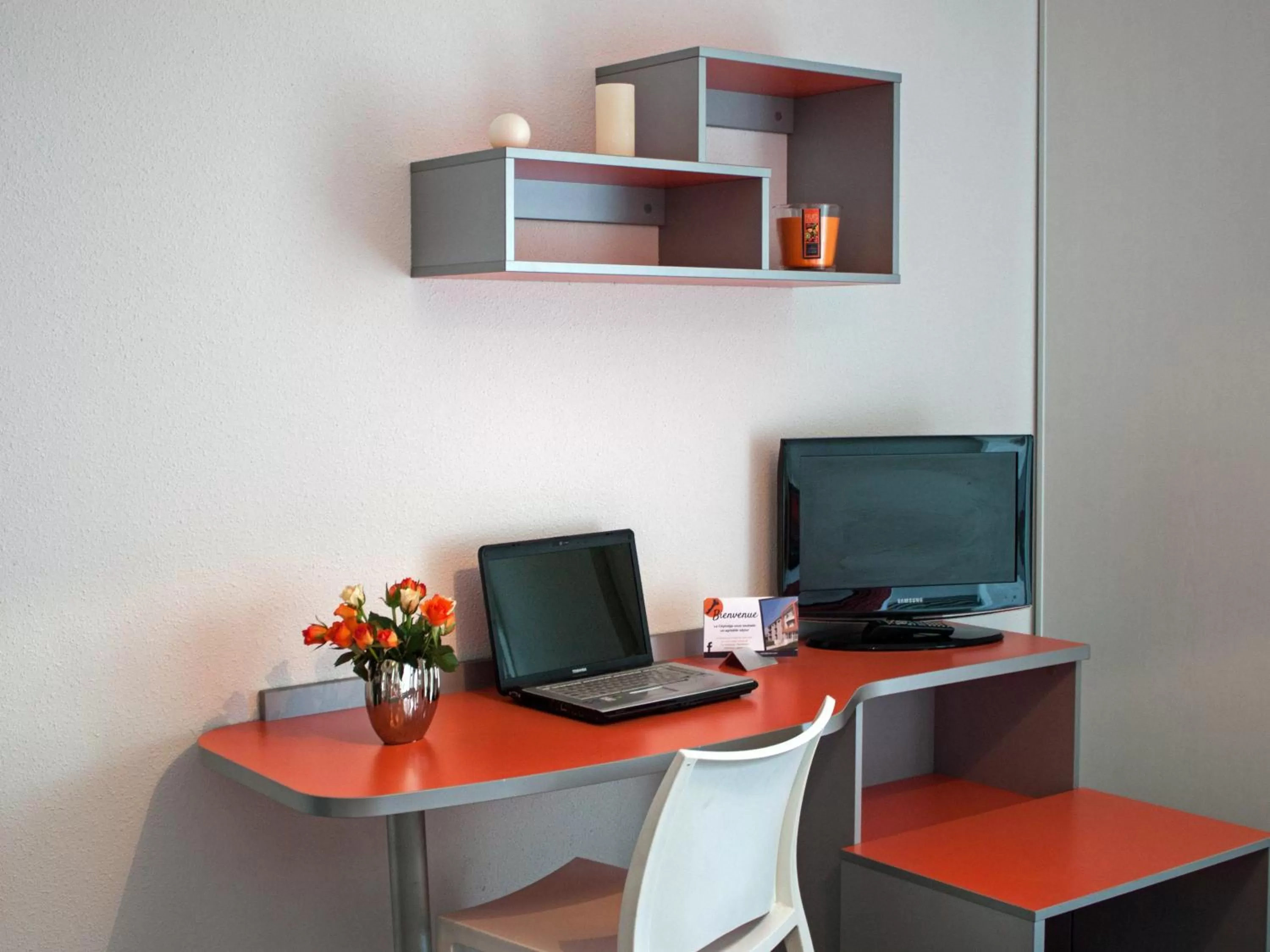 TV and multimedia in City Lodge Appart Hôtel Niort