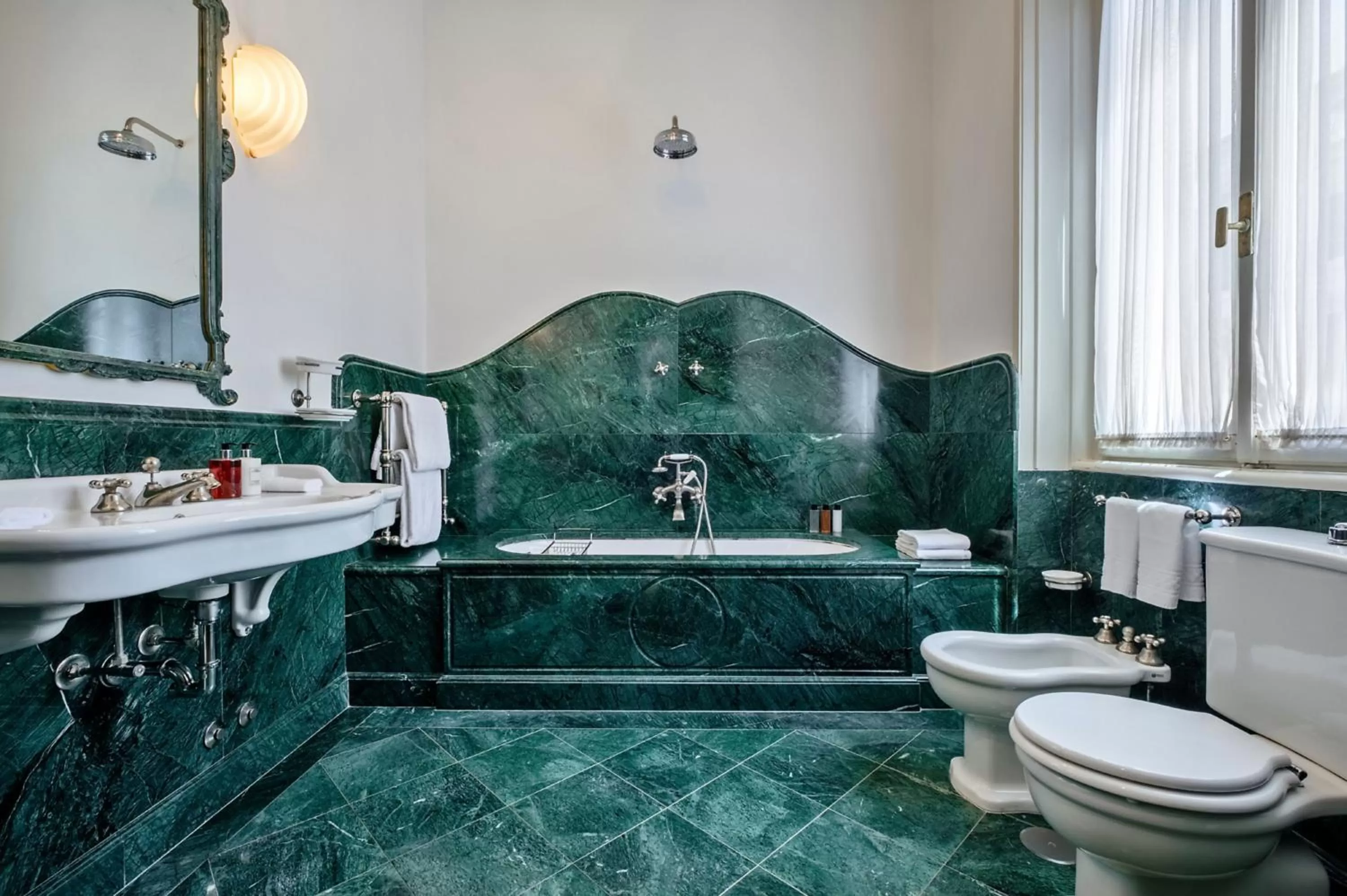 Toilet in Hotel Locarno