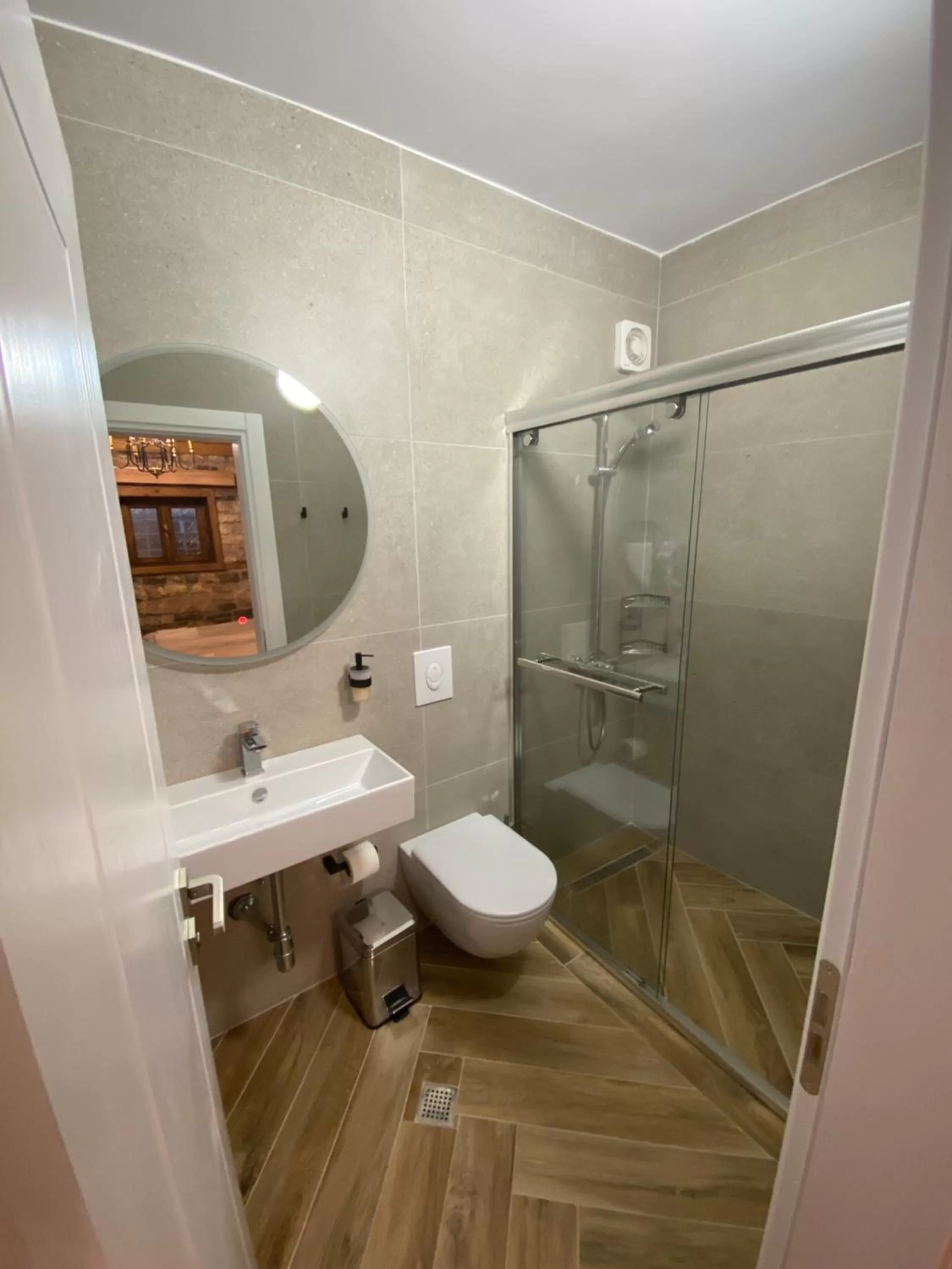 Shower, Bathroom in HOTEL ANSEL