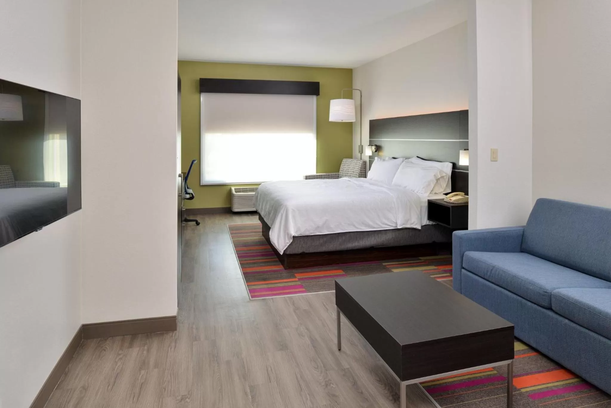 Photo of the whole room, Bed in Holiday Inn Express Hotel & Suites Carthage by IHG