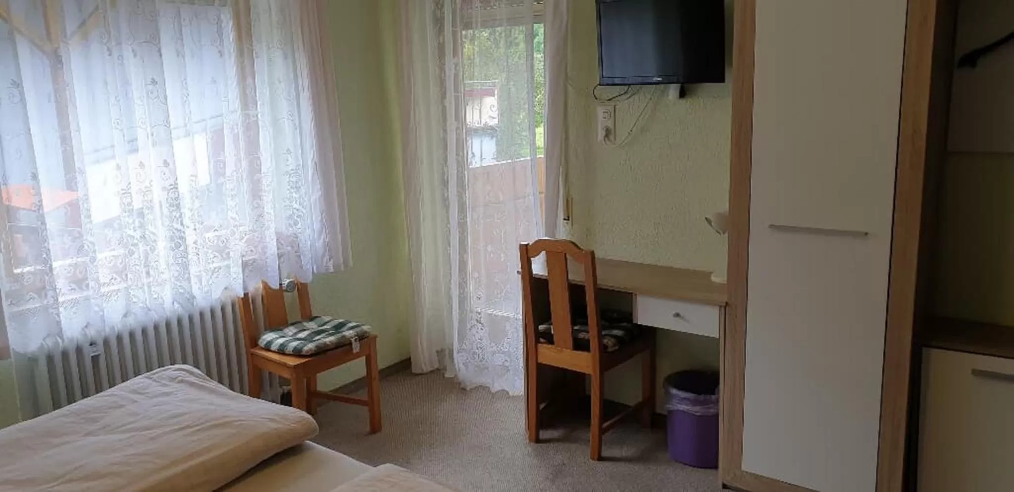 Bed, TV/Entertainment Center in Landgasthof Peterhof