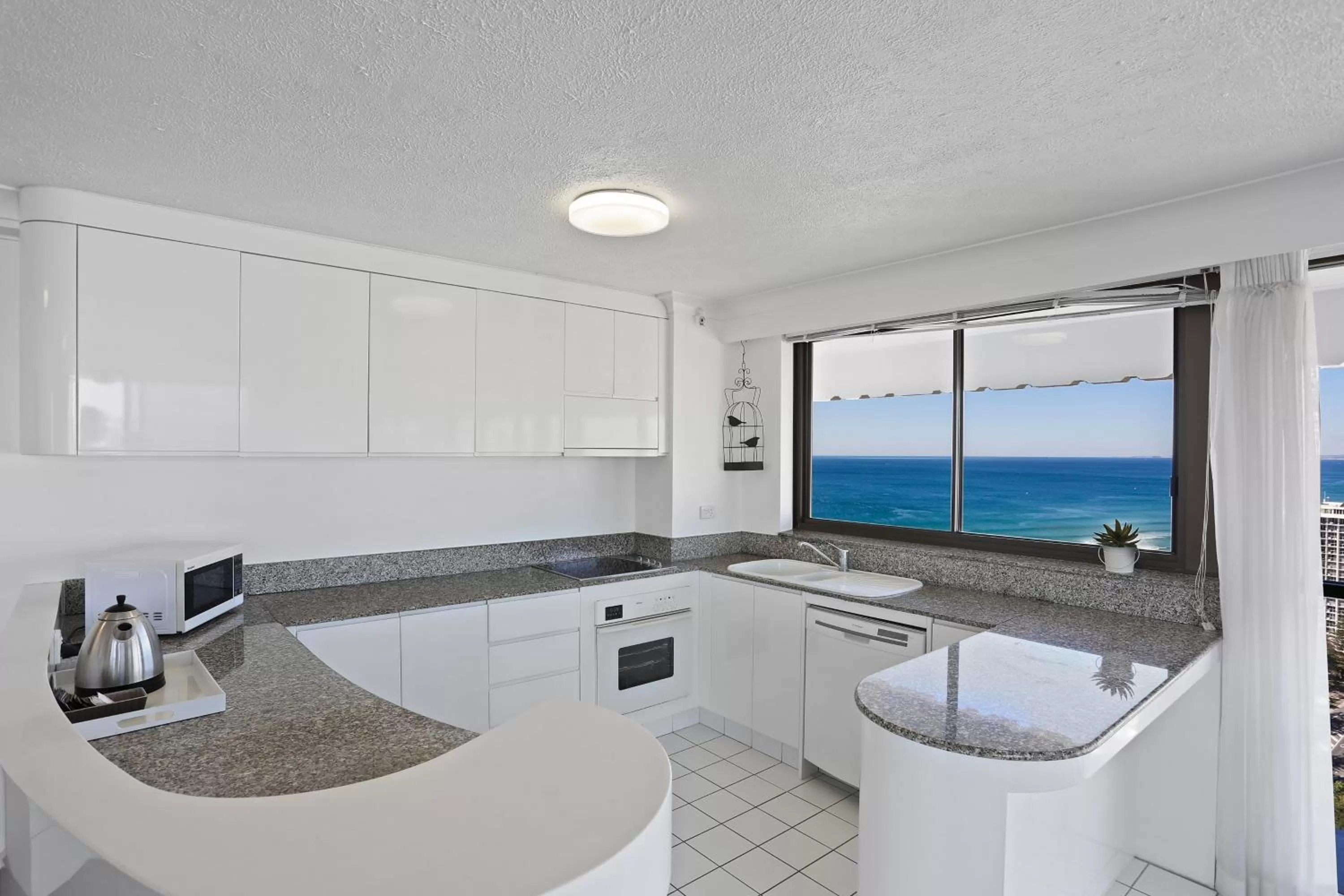 Kitchen or kitchenette in De Ville Apartments