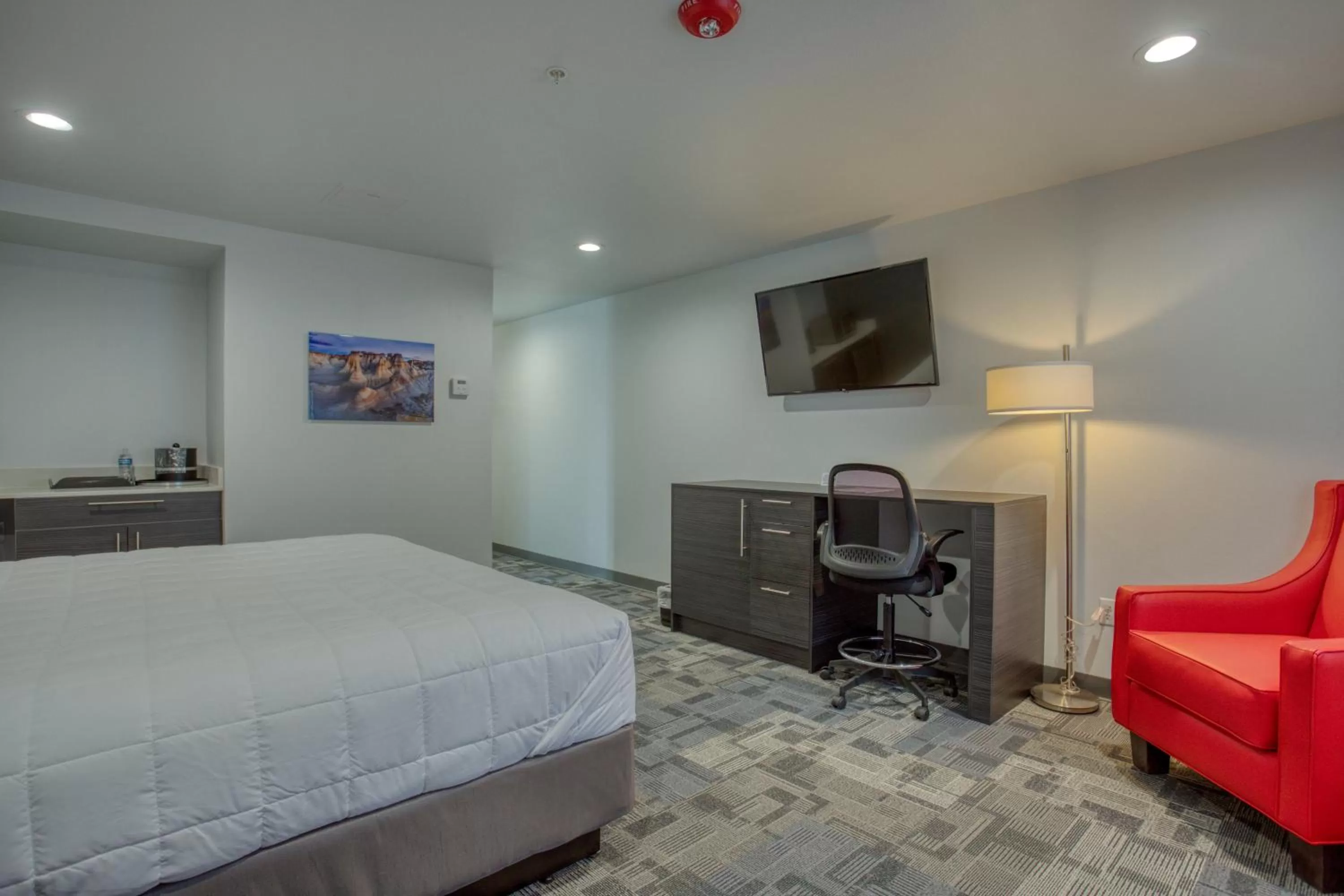 Photo of the whole room, Bed in Post Time Inn