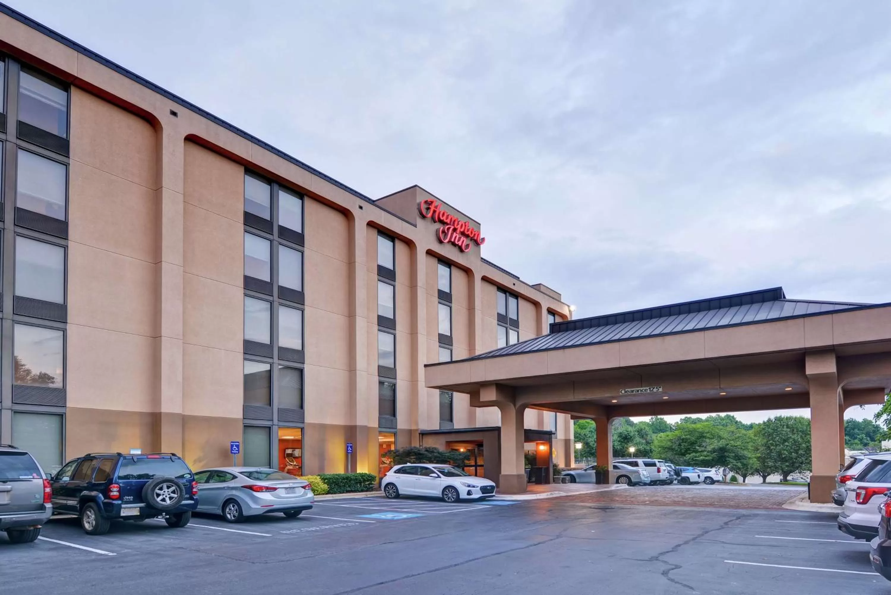 Property building in Hampton Inn Charlotte-Gastonia