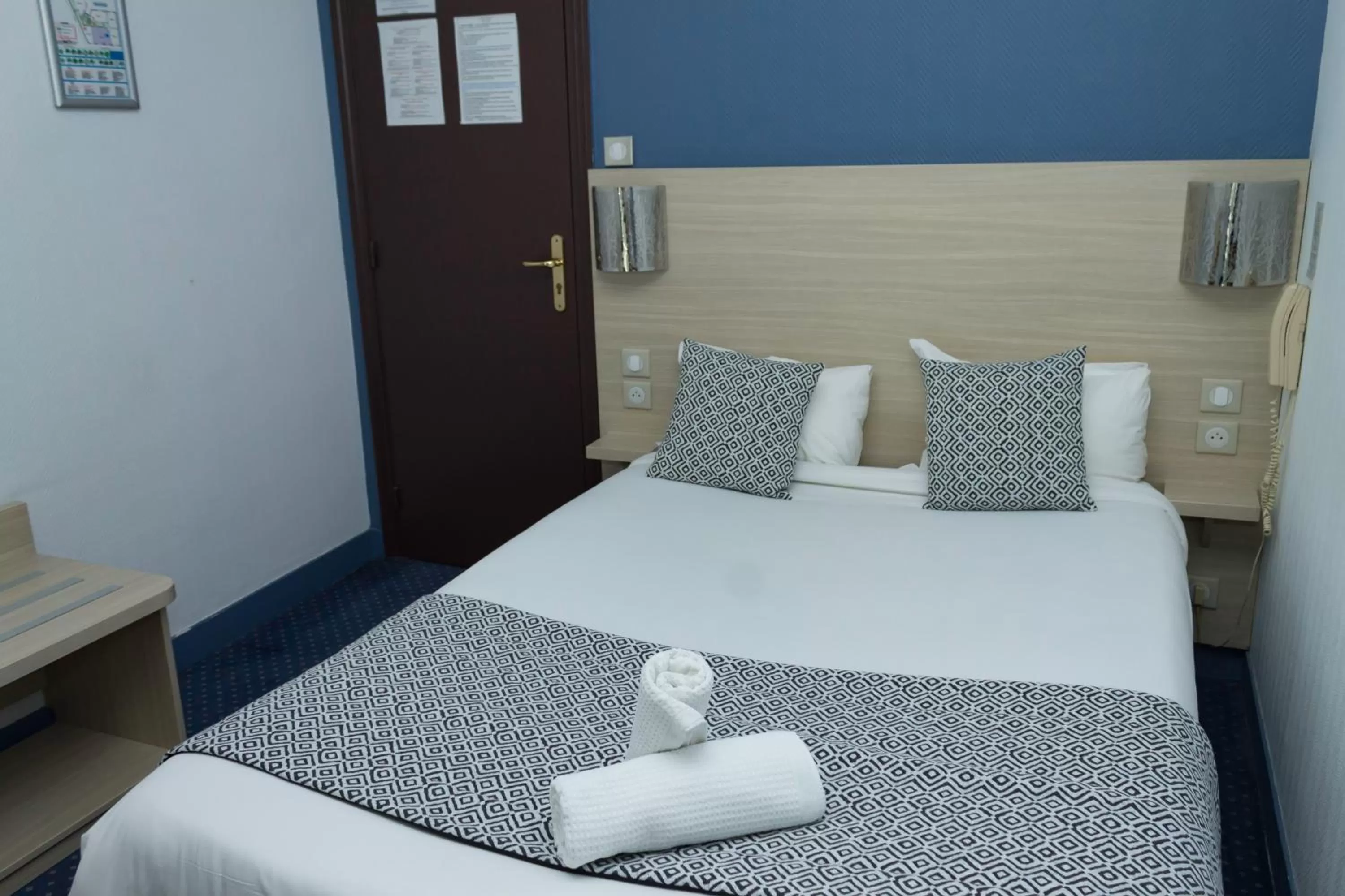 Photo of the whole room, Bed in Hôtel de Paris La Défense