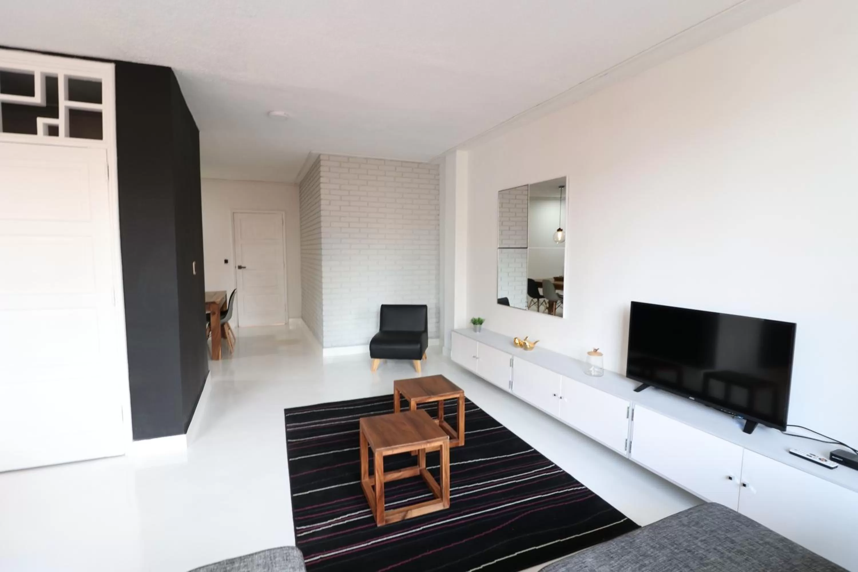 TV/Entertainment Center in 554 Apartments