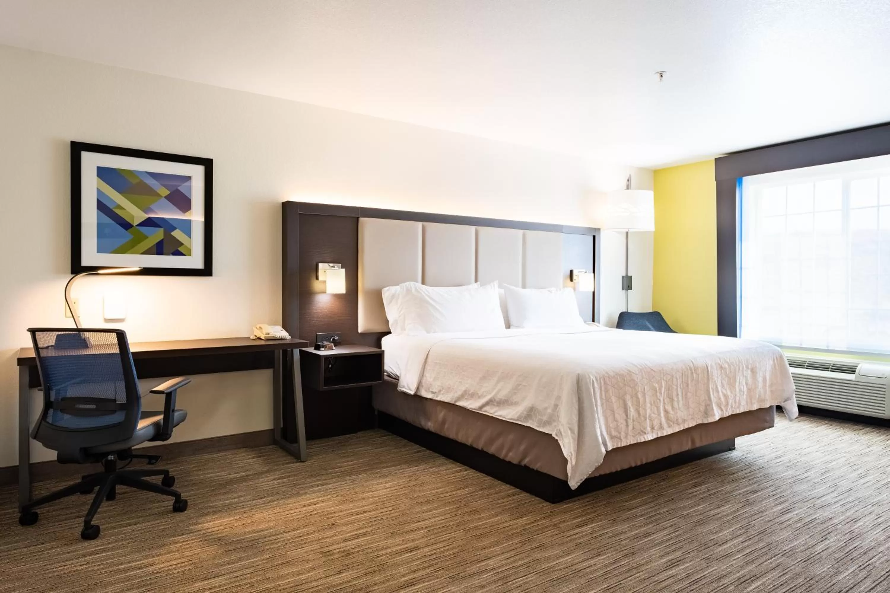 Bed in Holiday Inn Express Hotel & Suites Evanston by IHG