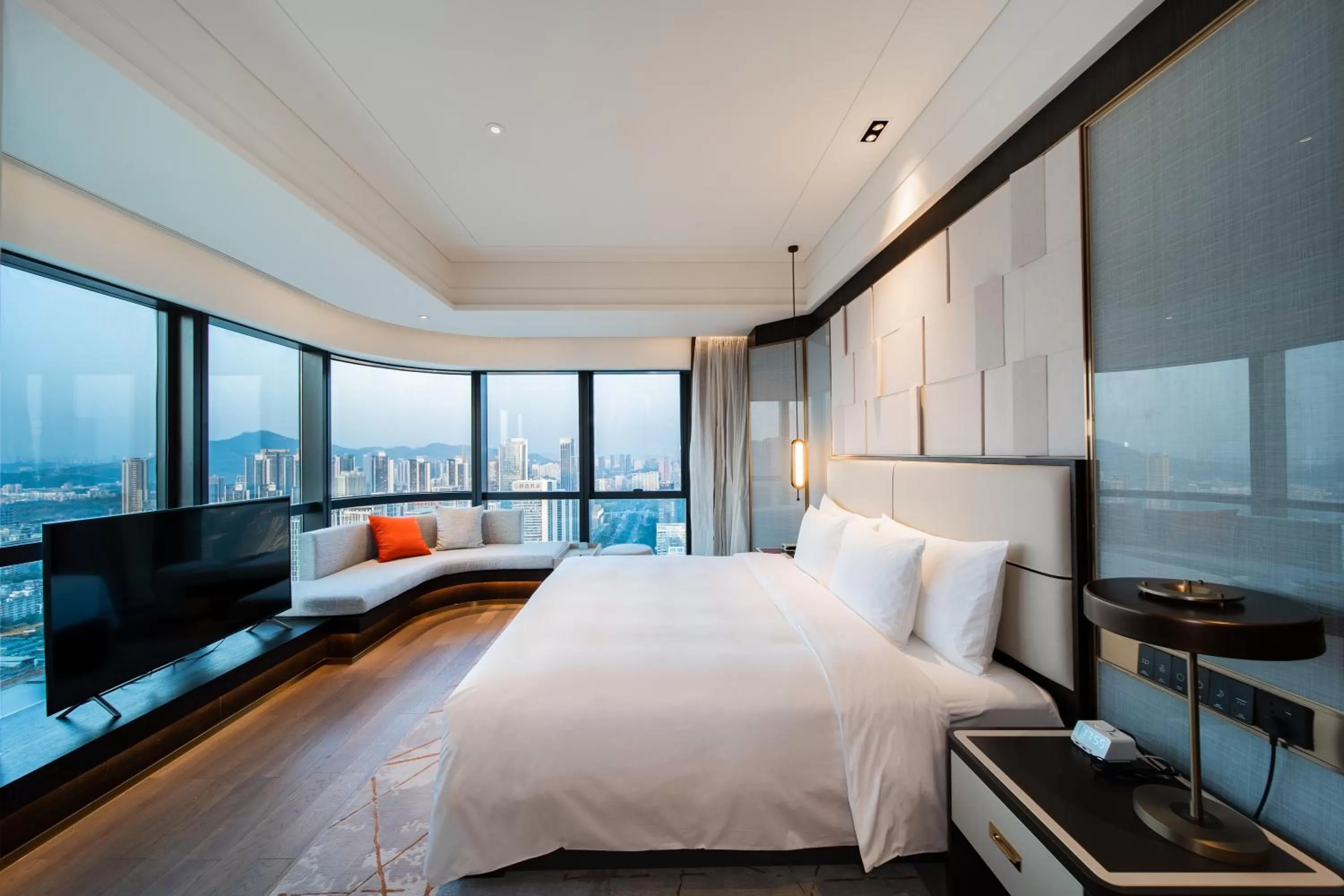 Photo of the whole room, Bed in Crowne Plaza Shenzhen Nanshan by IHG