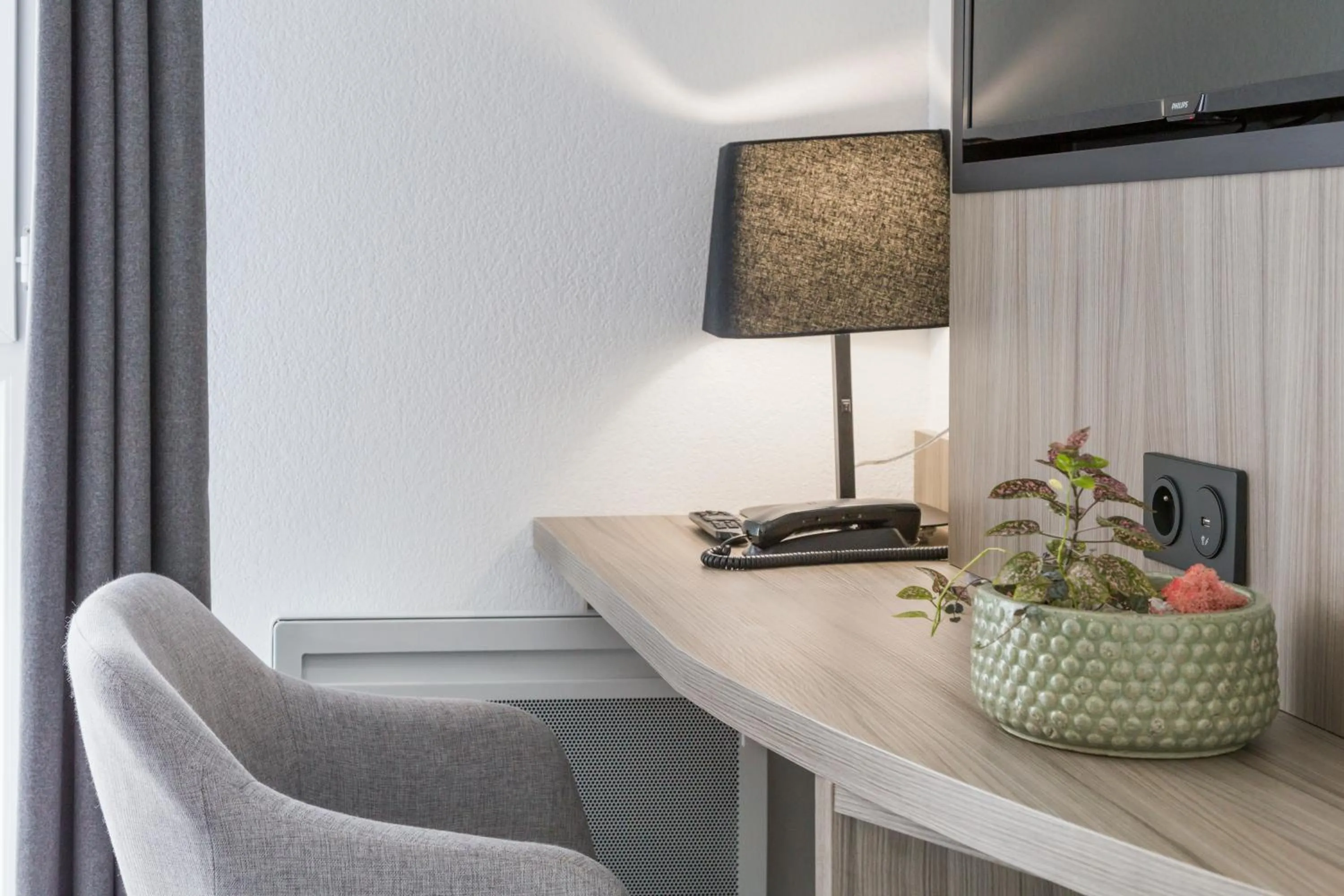 TV and multimedia in Nemea Appart Hotel Stadium Bordeaux aéroport