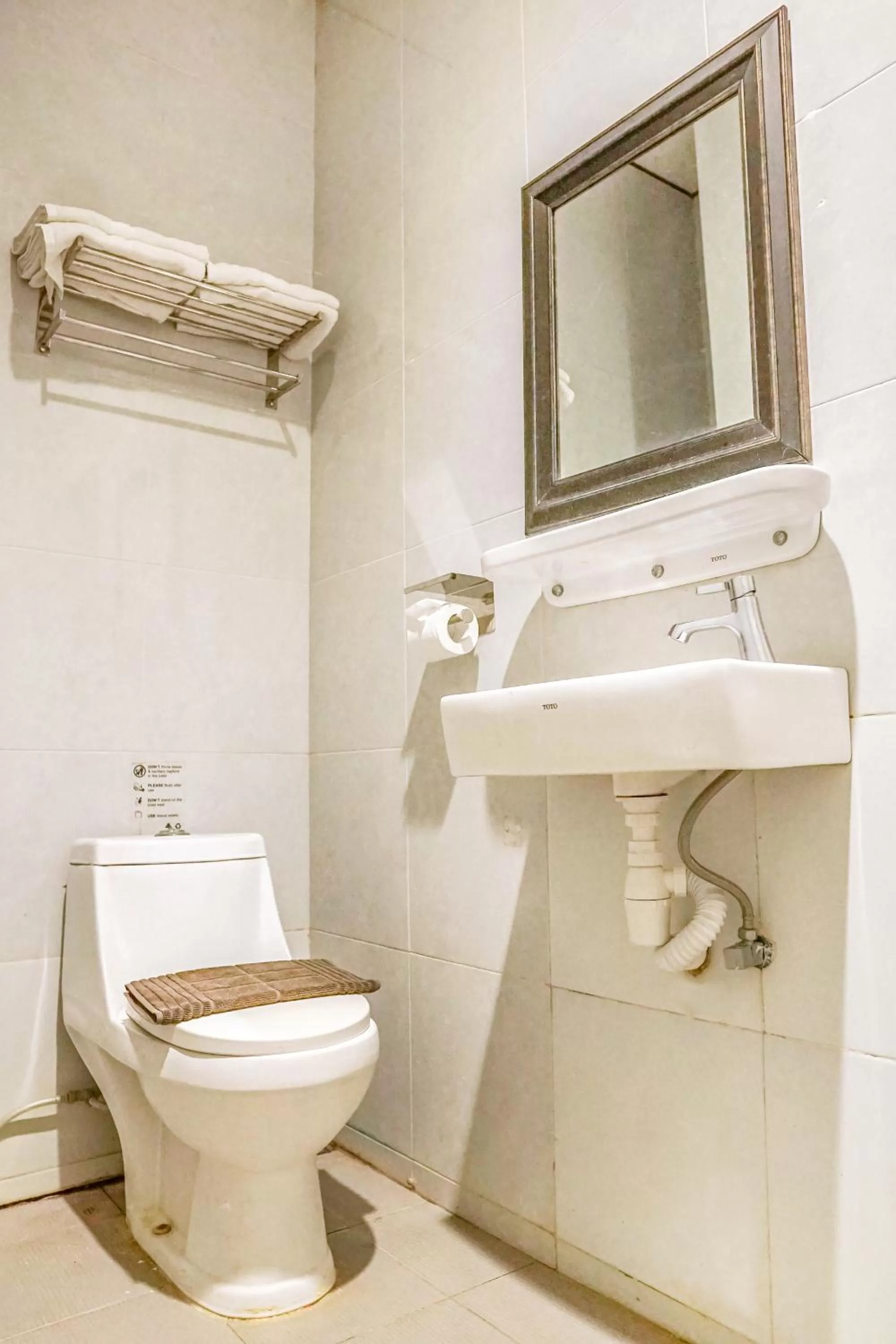 Bathroom in Airlangga Hotel