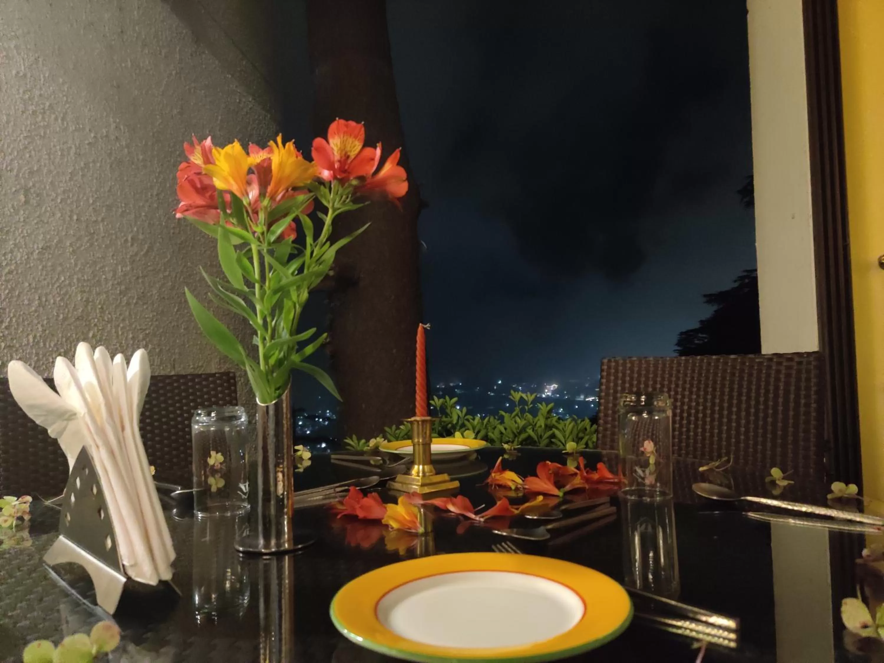 Dining area in Honeymoon Inn Shimla