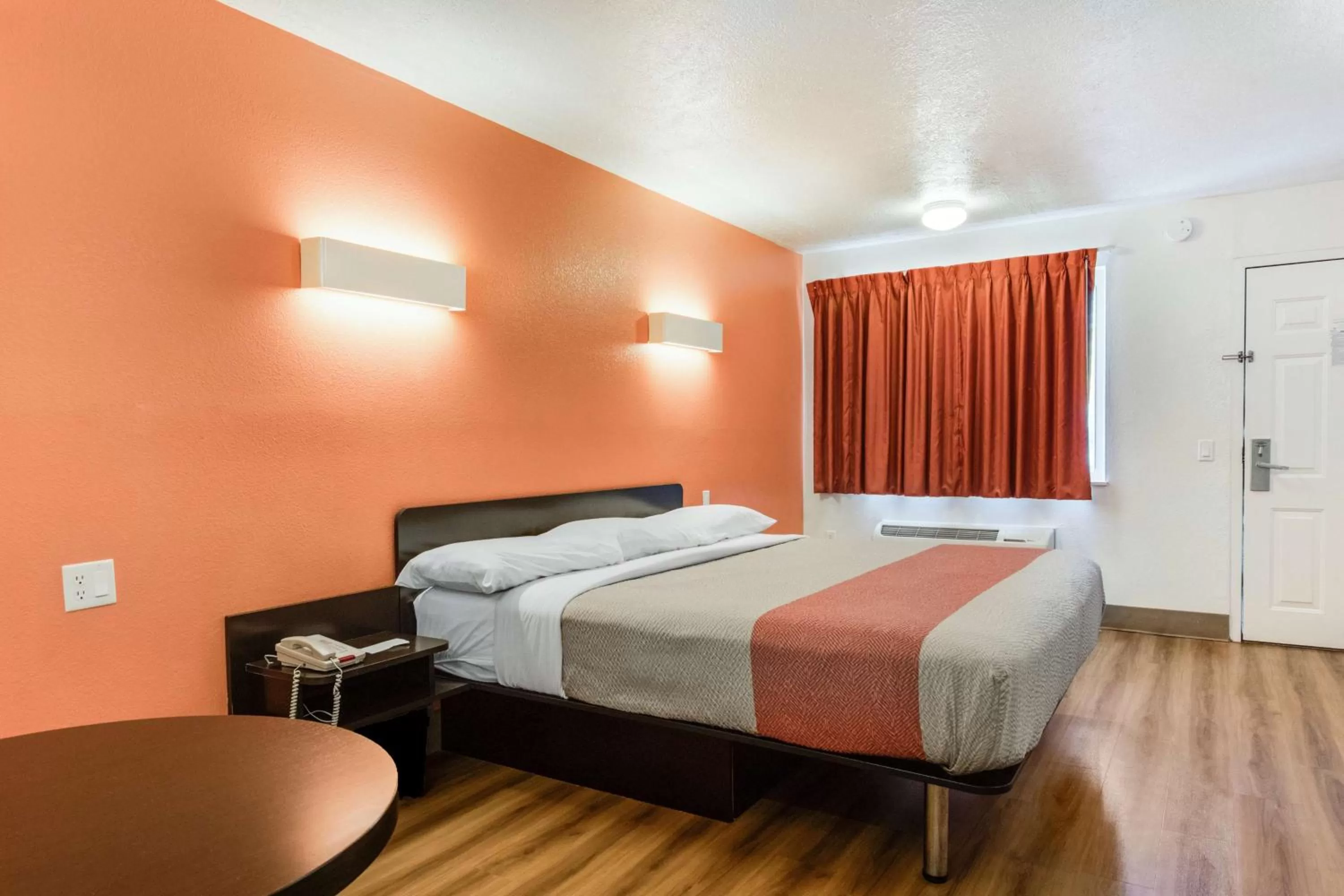 Bedroom, Bed in Motel 6-Youngstown, OH