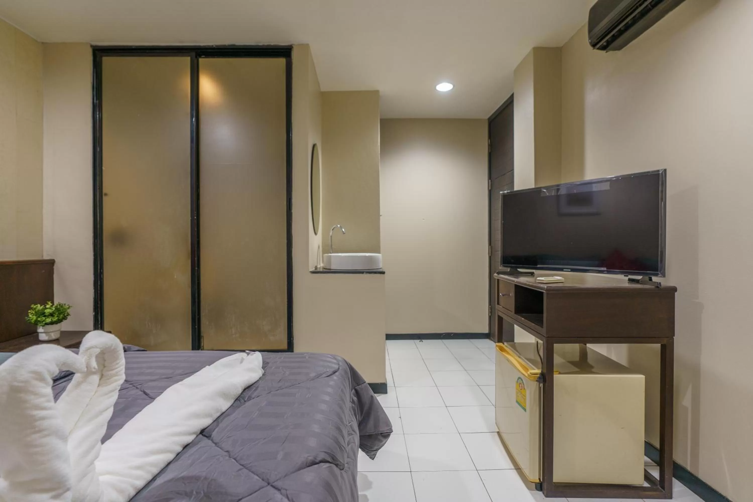 Bed, TV/Entertainment Center in CheQinn Bed Sukhumvit 4 Nana Plaza