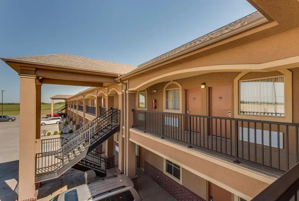 Property building in Executive Inn & Suites Cushing