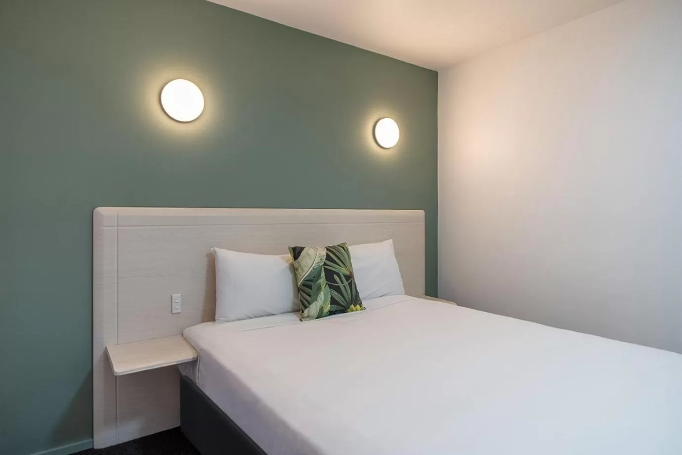 Bed in Mercure Wellington Central City Hotel and Apartments