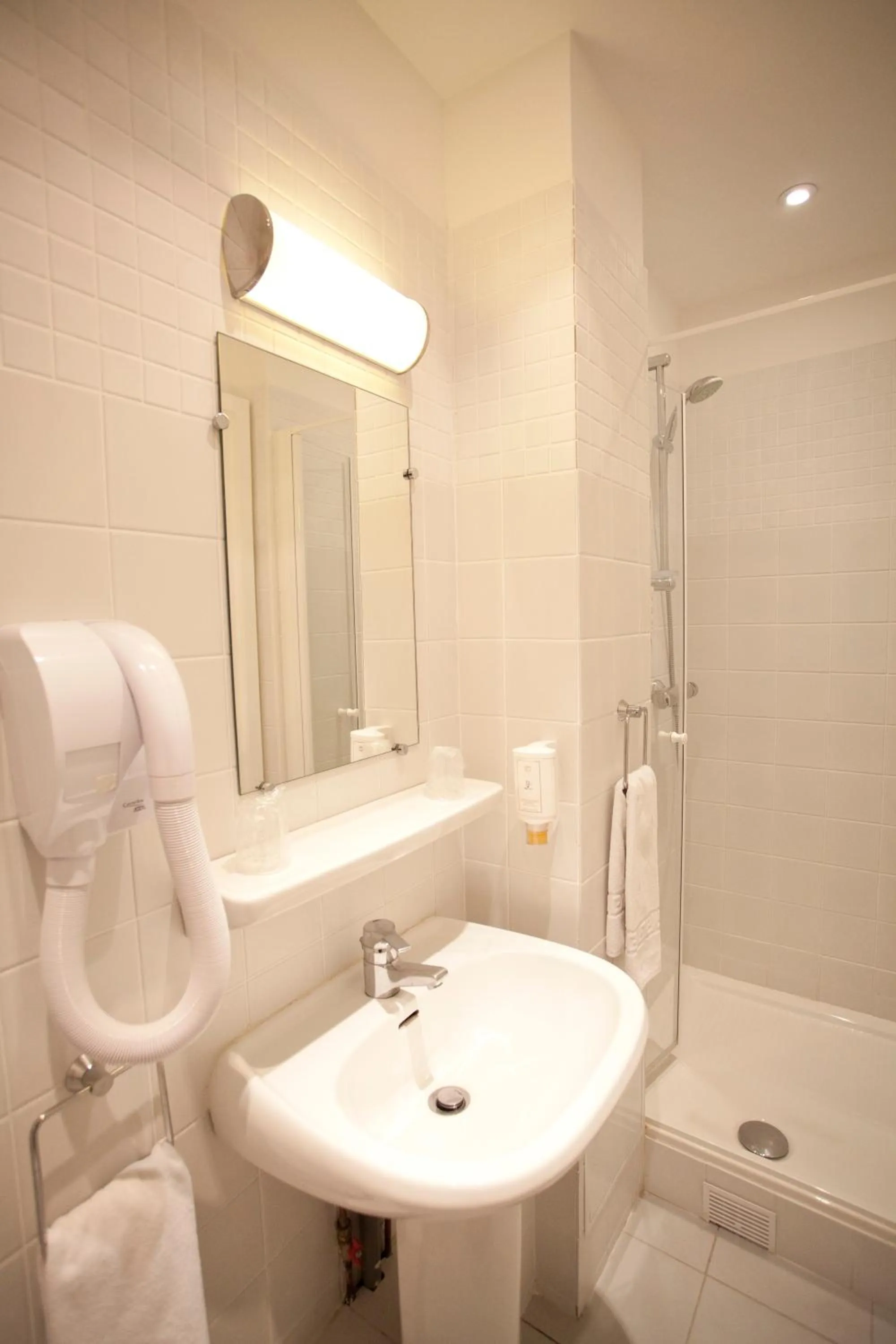 Shower in Nadaud Hotel