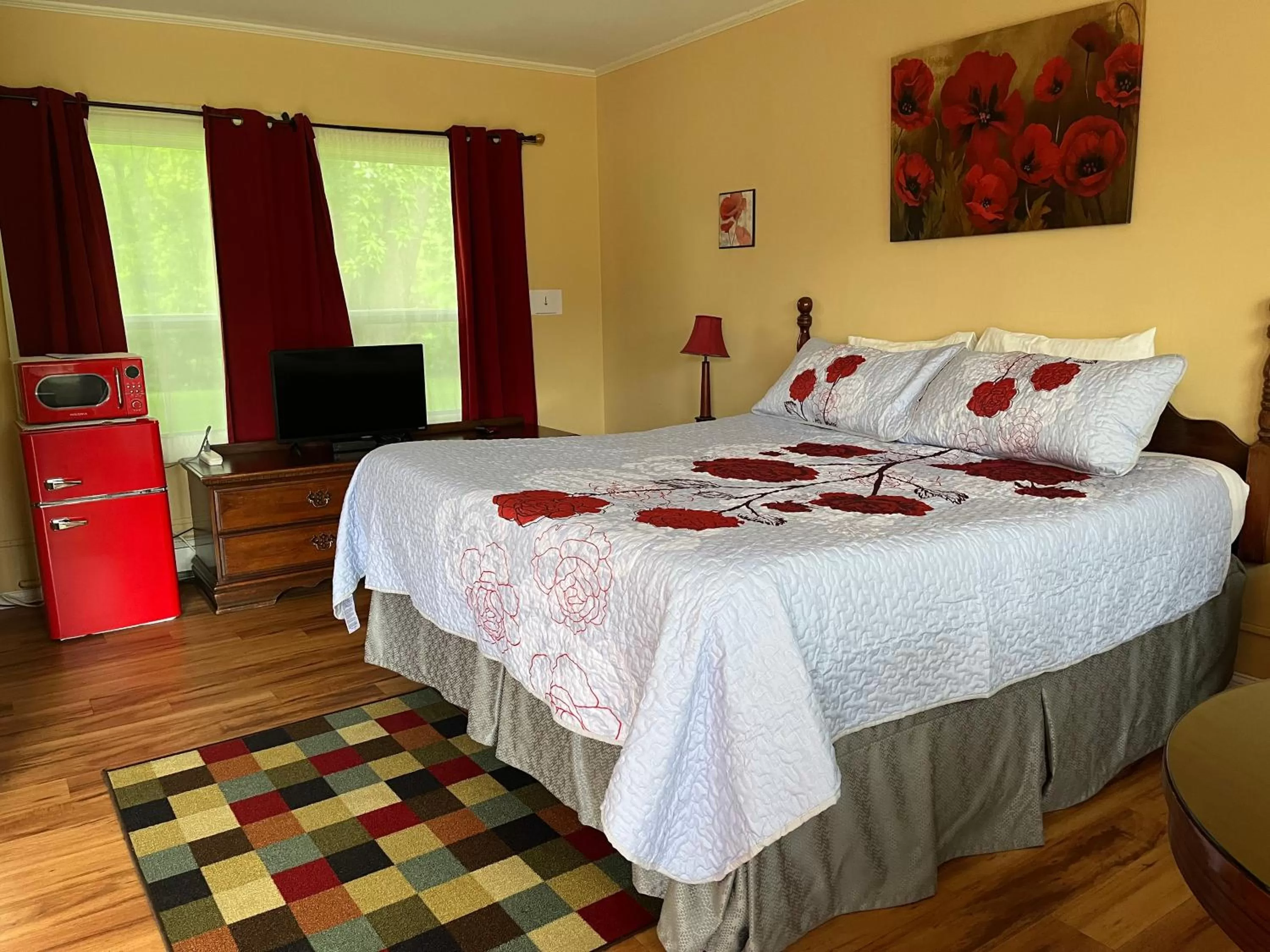 Bed in Vinehurst Inn & Suites