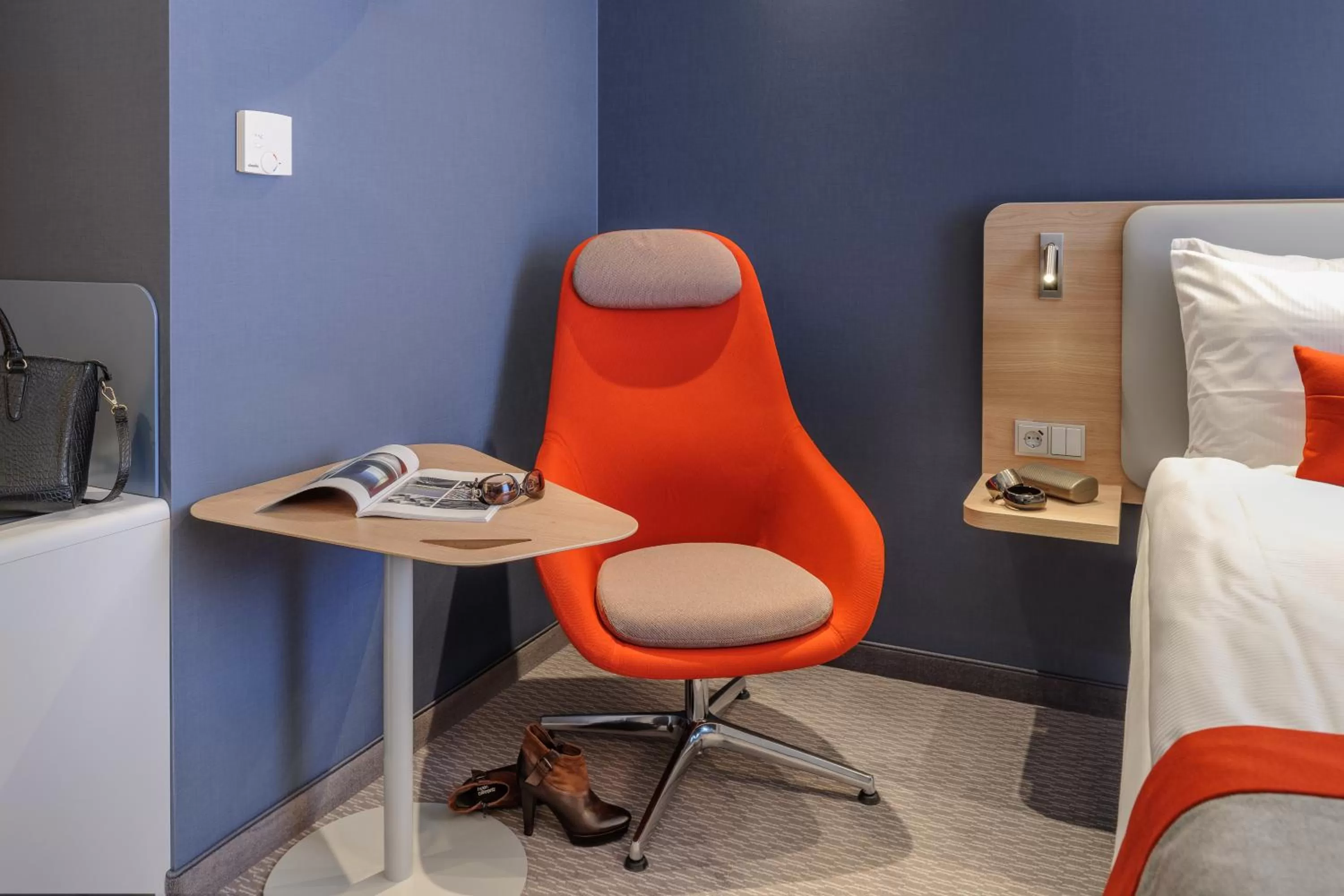 Seating area, Bed in Holiday Inn Express - Berlin - Alexanderplatz by IHG