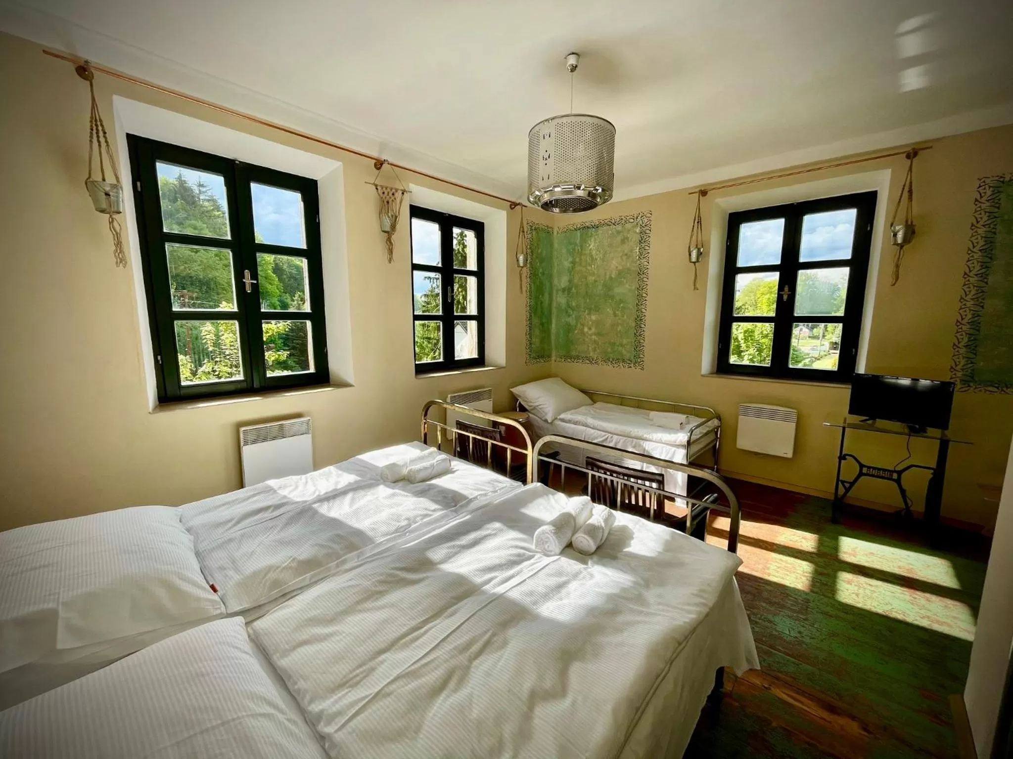 Bed in HARABURDI® Recyclart Hotel