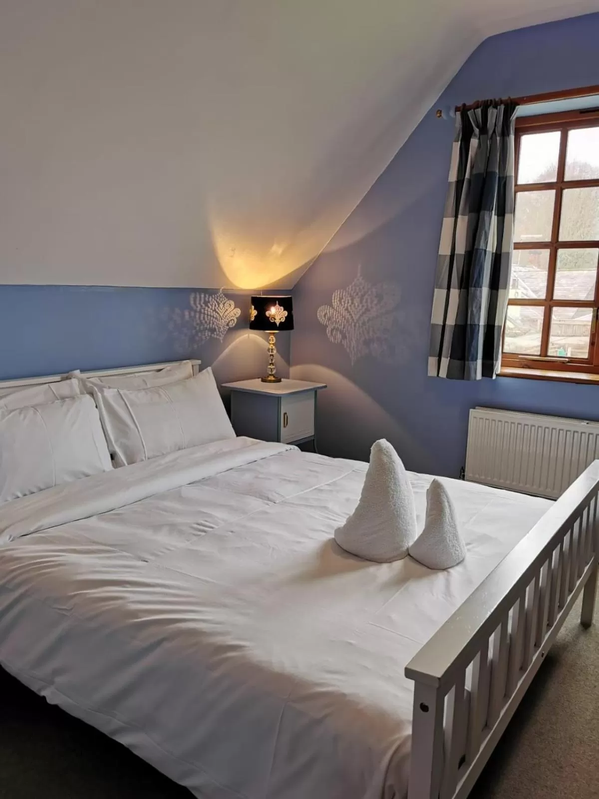 Bedroom, Bed in The Compasses Inn