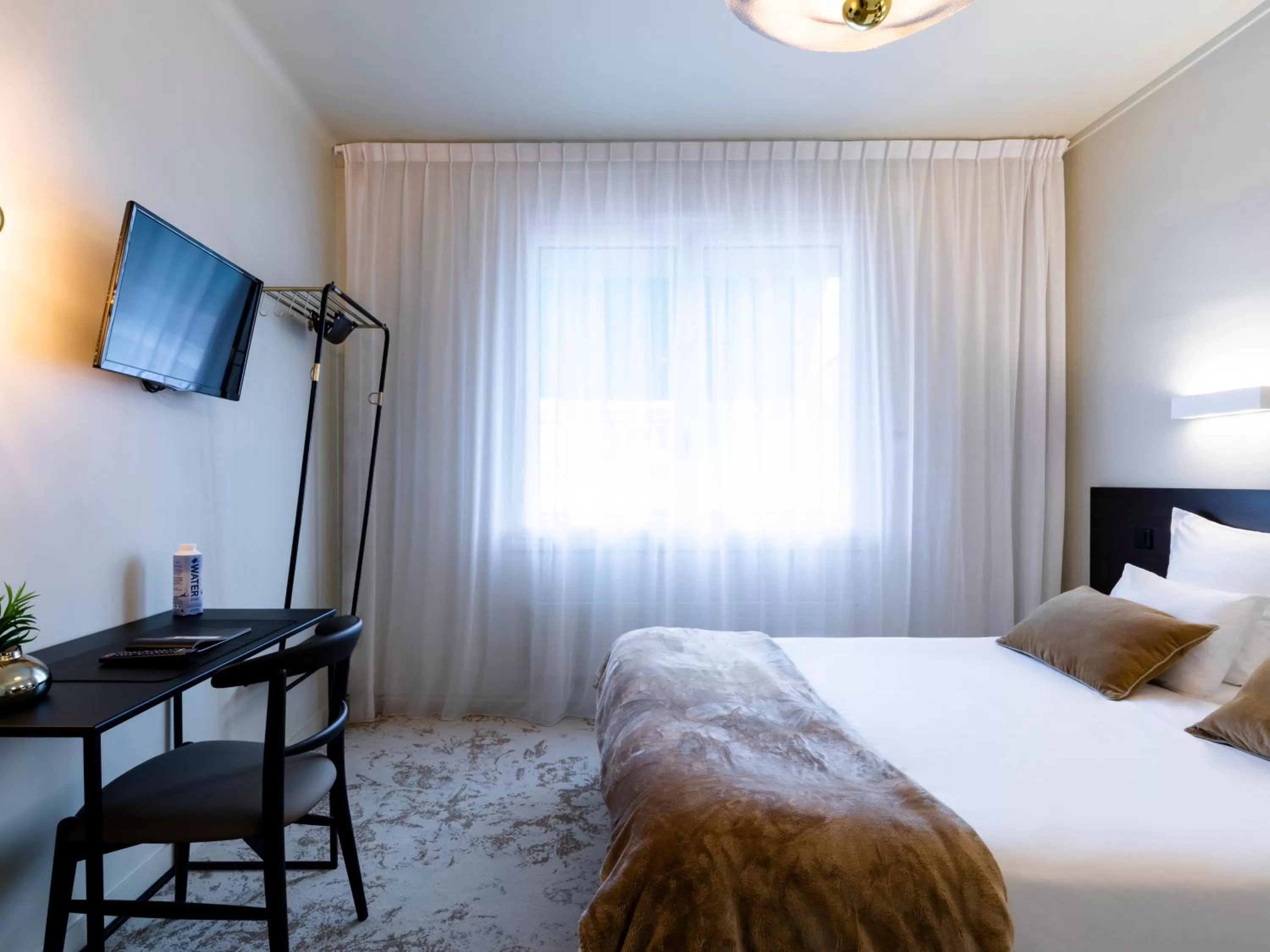 Photo of the whole room, Bed in MOKA Hôtel centre-ville