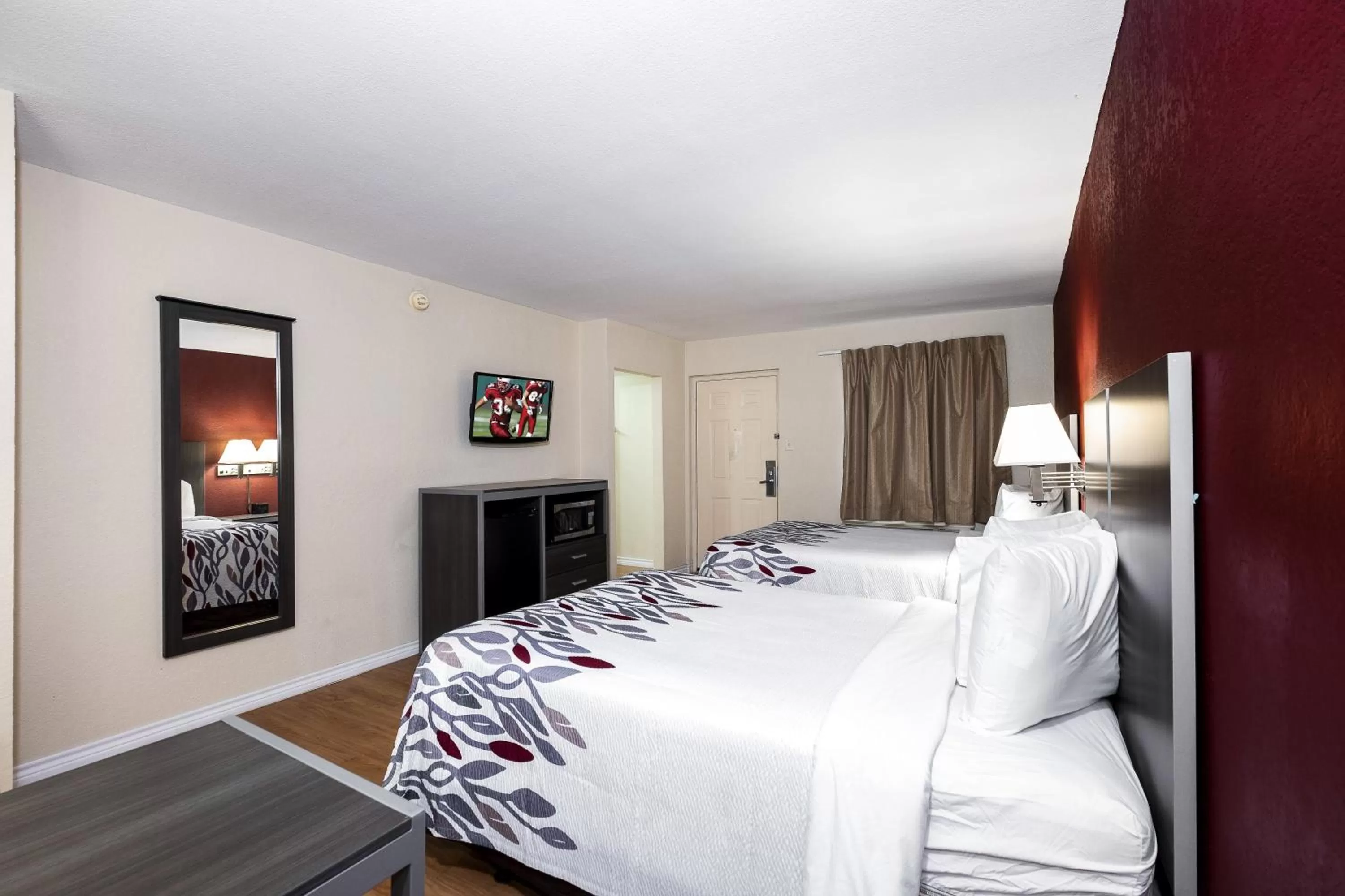 Photo of the whole room, Bed in Red Roof Inn Houston North - FM1960 & I-45