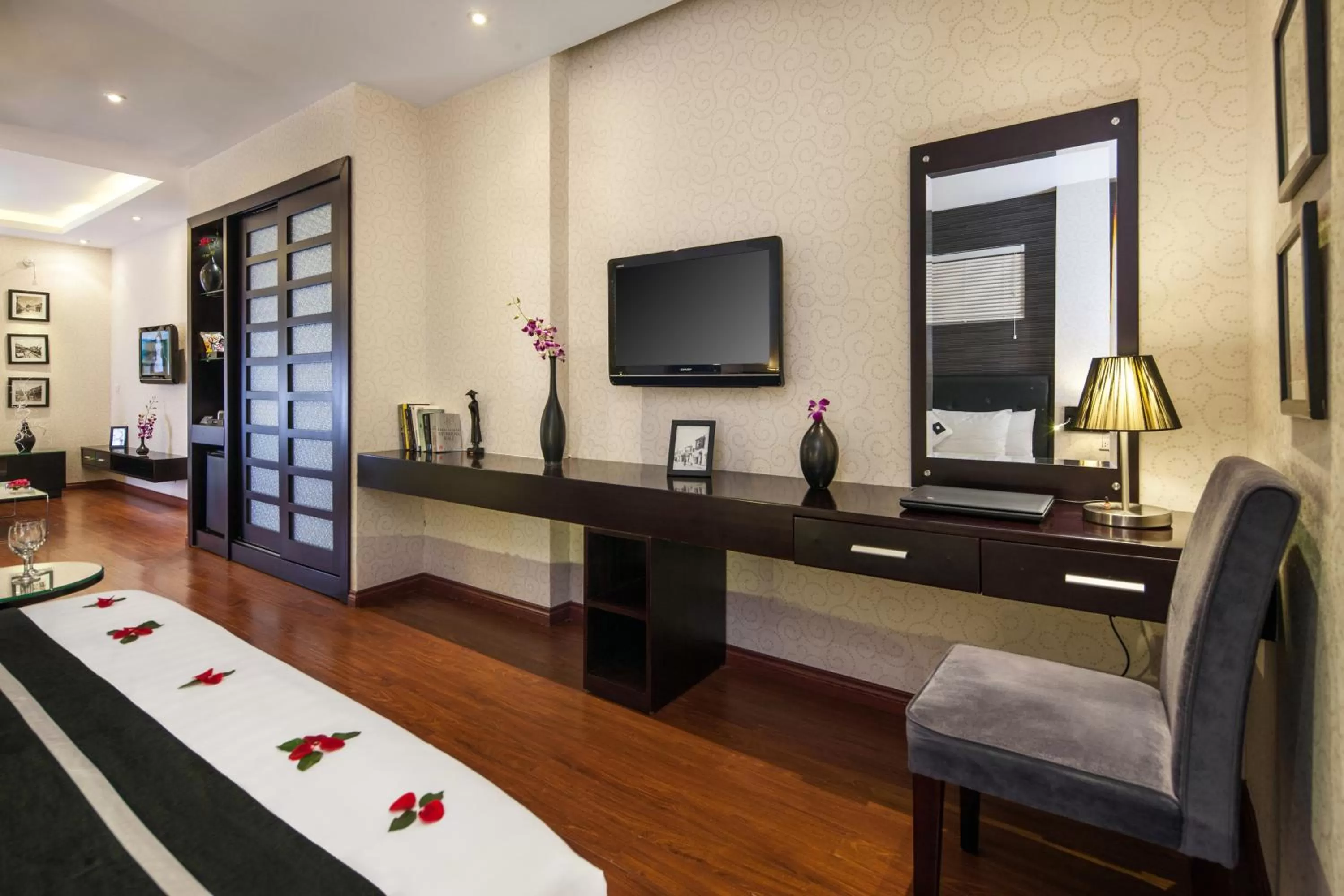 TV and multimedia in Hanoian Central Hotel & Spa