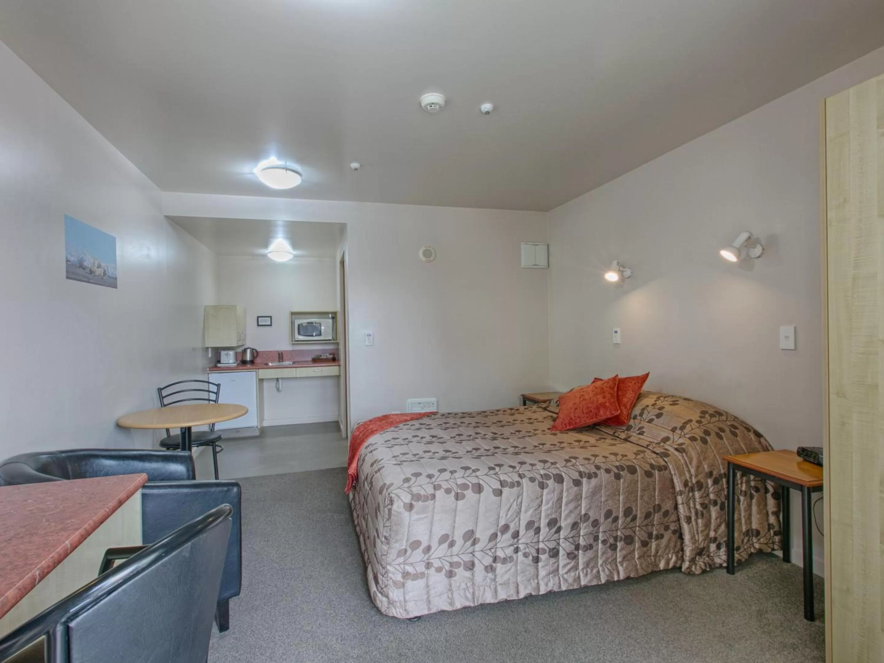 Photo of the whole room, Bed in Bella Vista Motel Hokitika