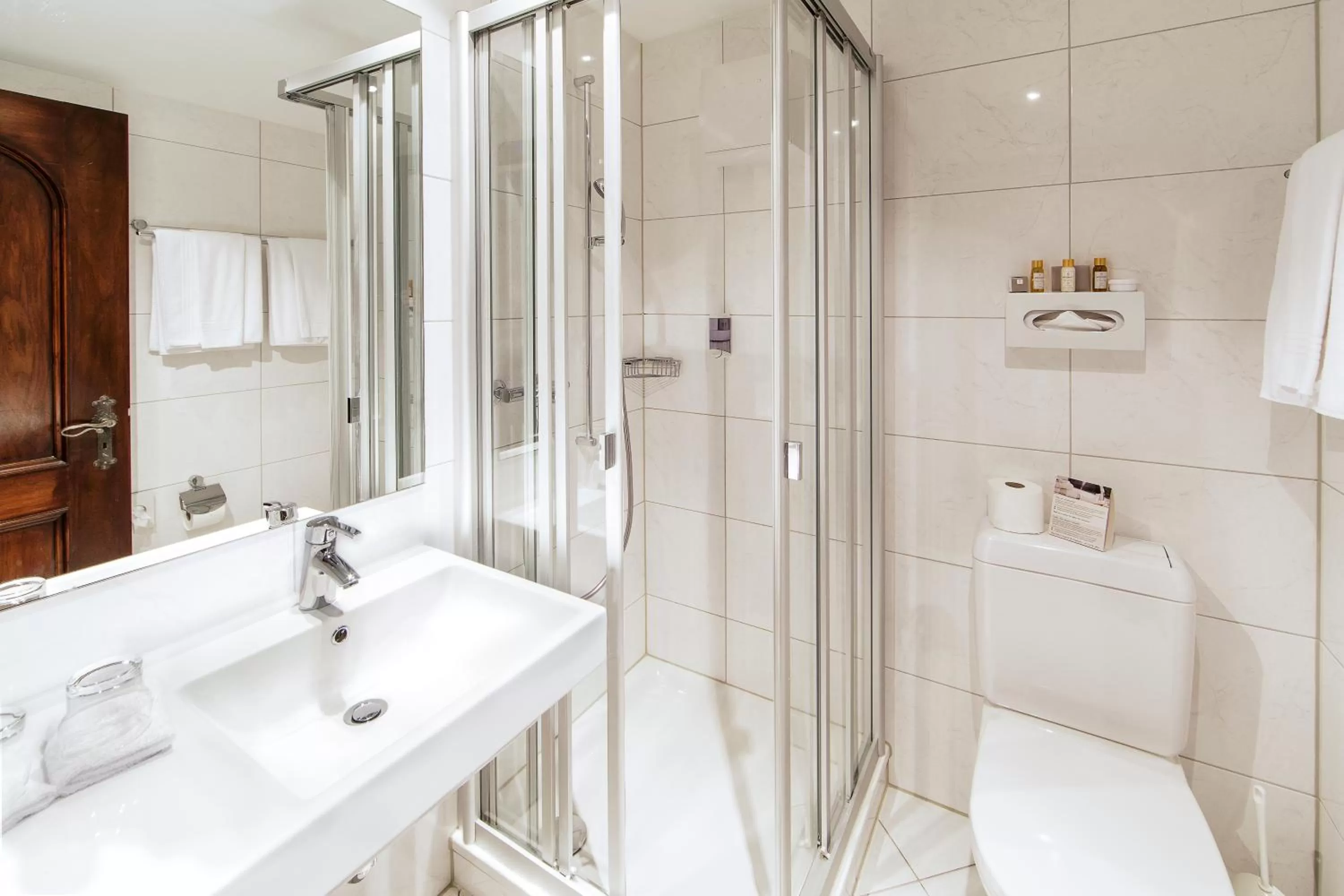 Shower in Swiss-Chalet Merlischachen - Romantik Schloss-Hotel am See