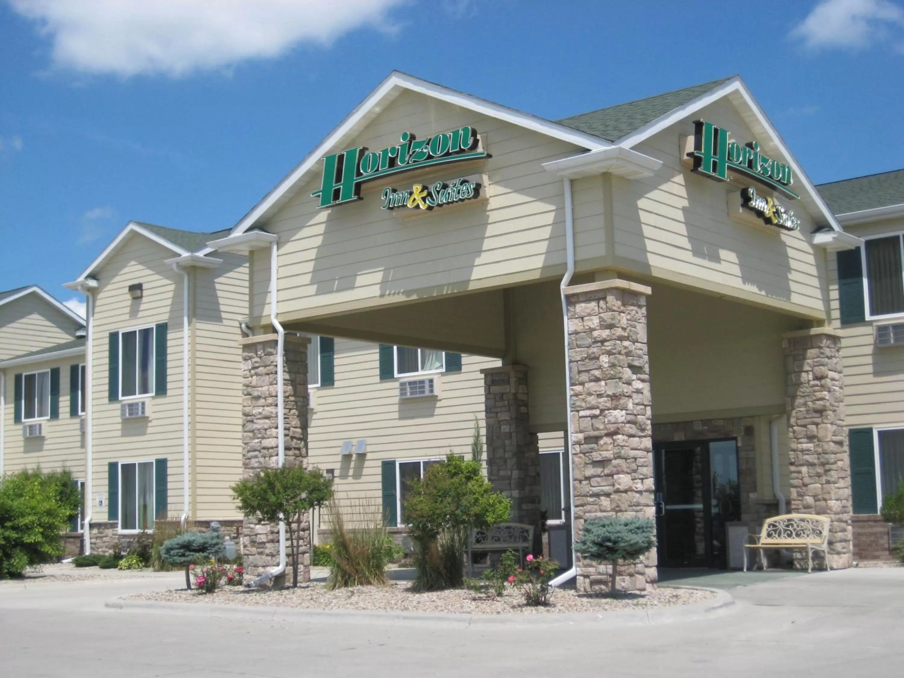 Property building in Horizon Inn & Suites
