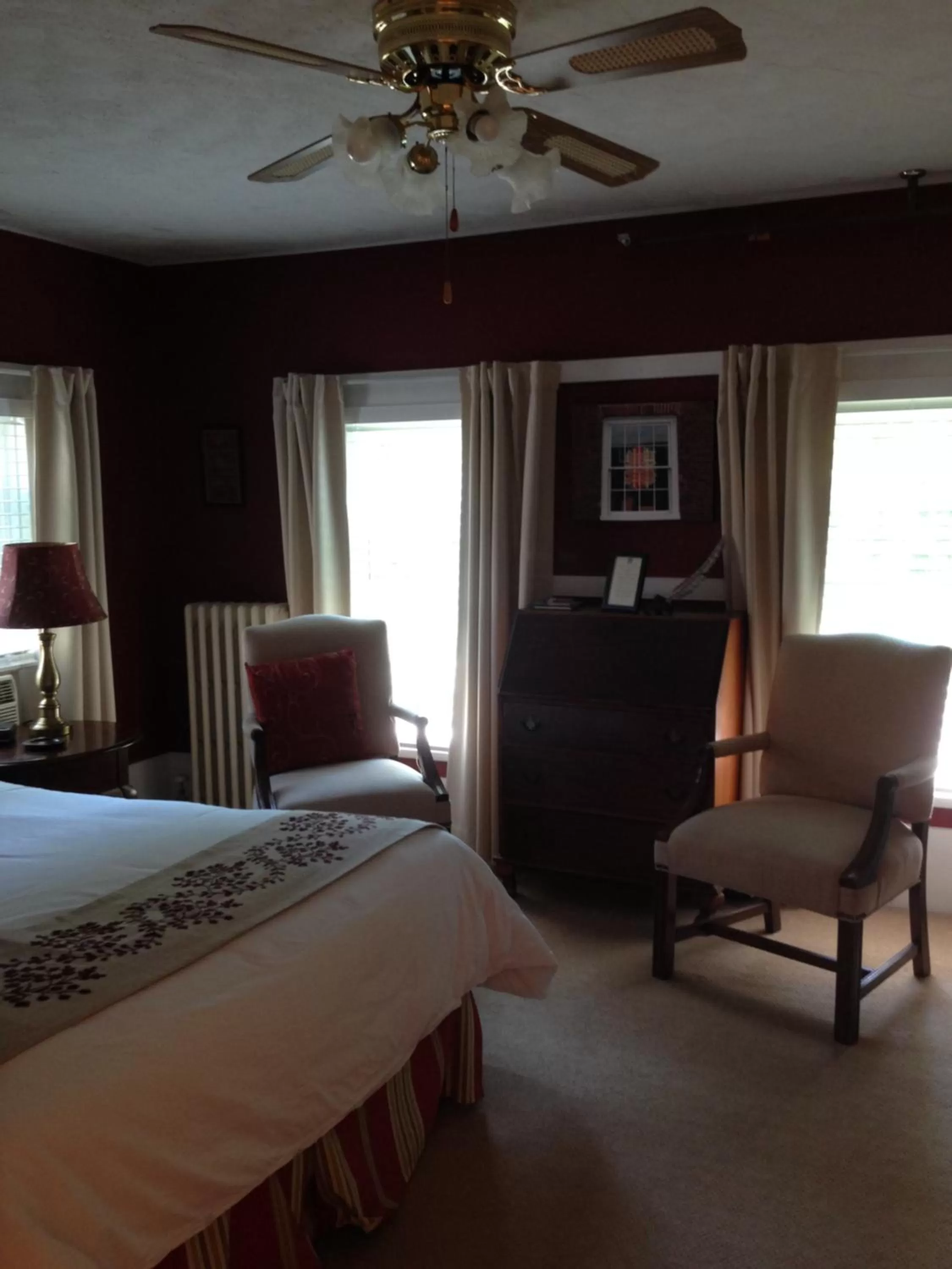 Bed in Benjamin Prescott Inn