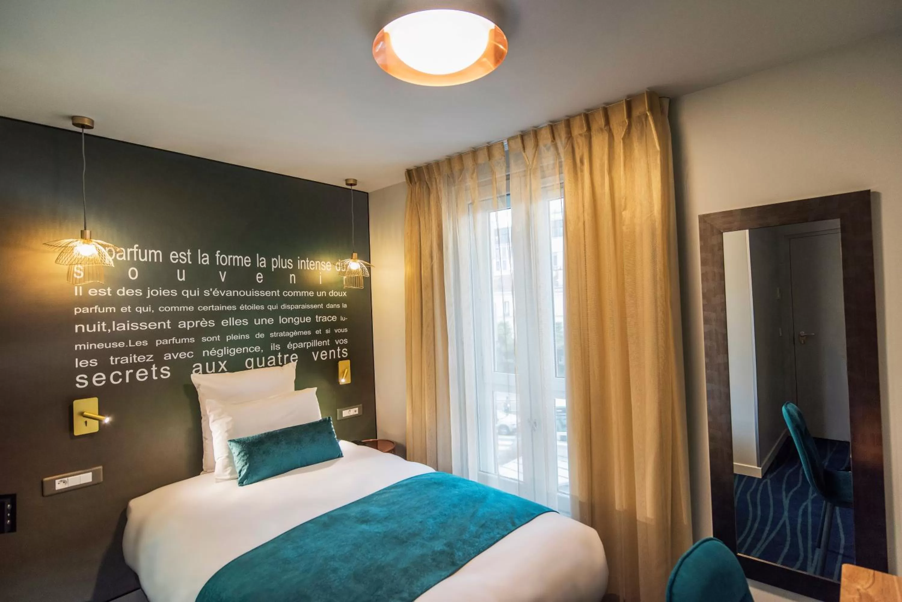 Bed in Hôtel Mercure Paris Suresnes Longchamp