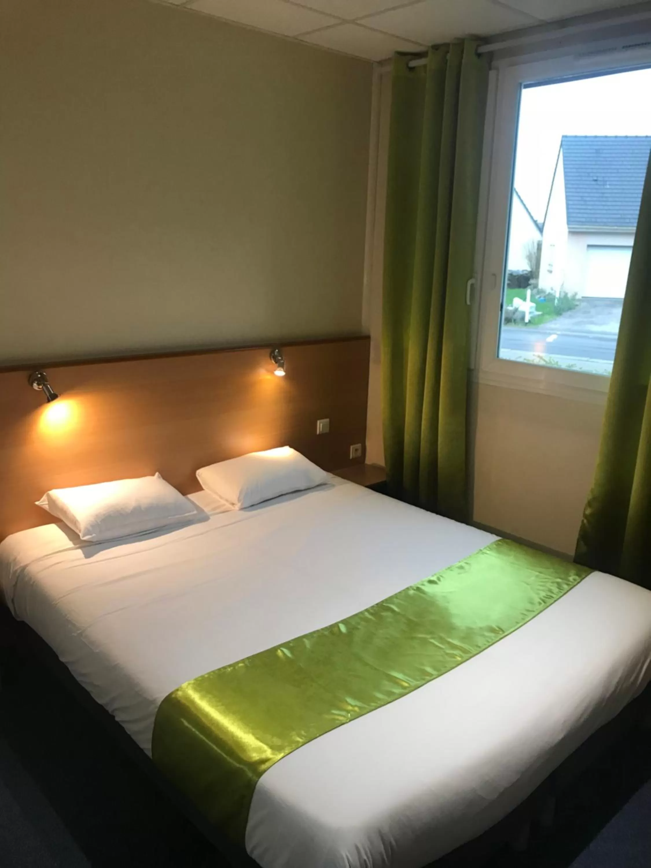 Bed in Hotel Le Saint Aubin