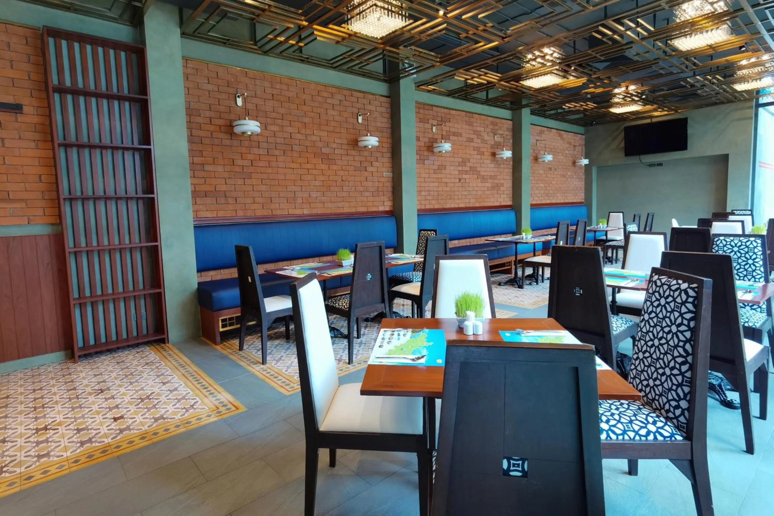 Restaurant/places to eat in R-Mar Resort and Spa Patong, Phuket