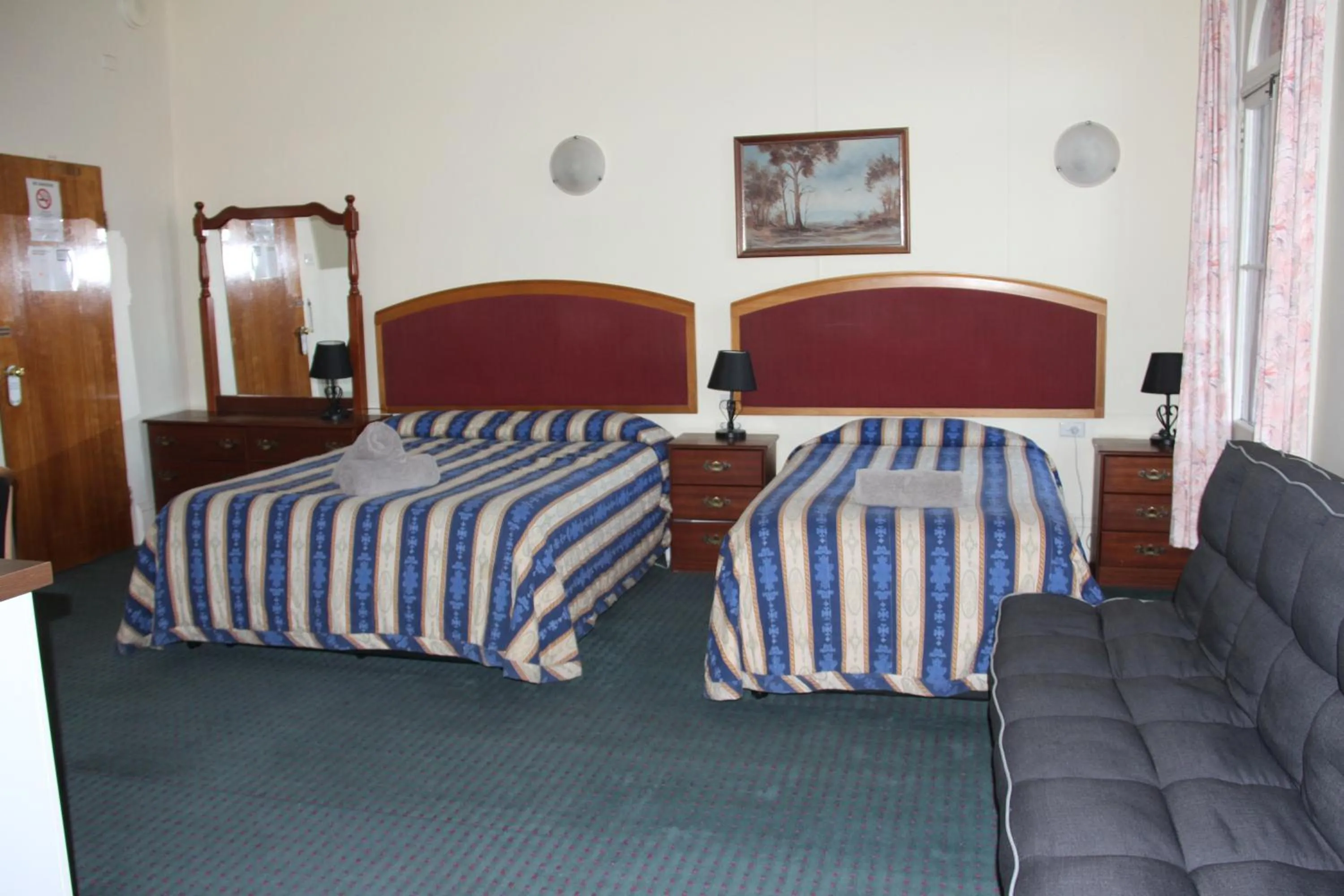 Bed in Alpine Heritage Motel