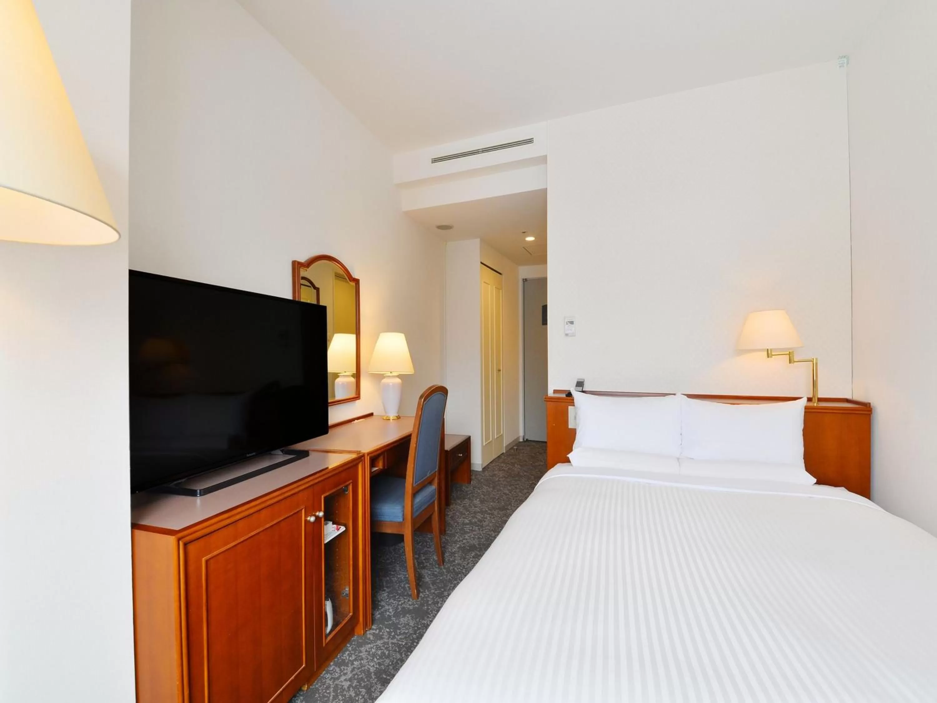 Communal lounge/ TV room, Bed in Hakodate Kokusai Hotel