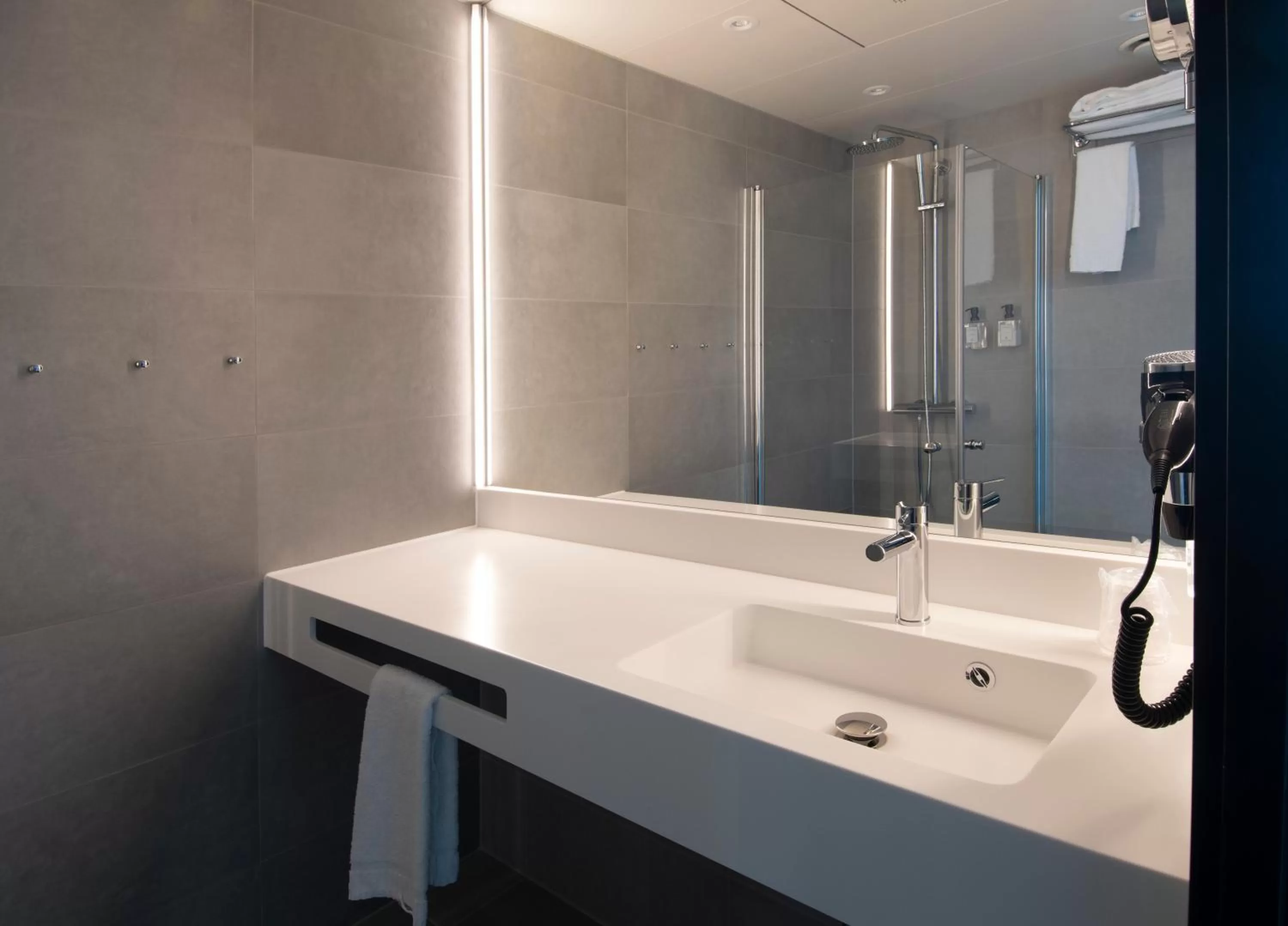 Shower in Mandal Hotel