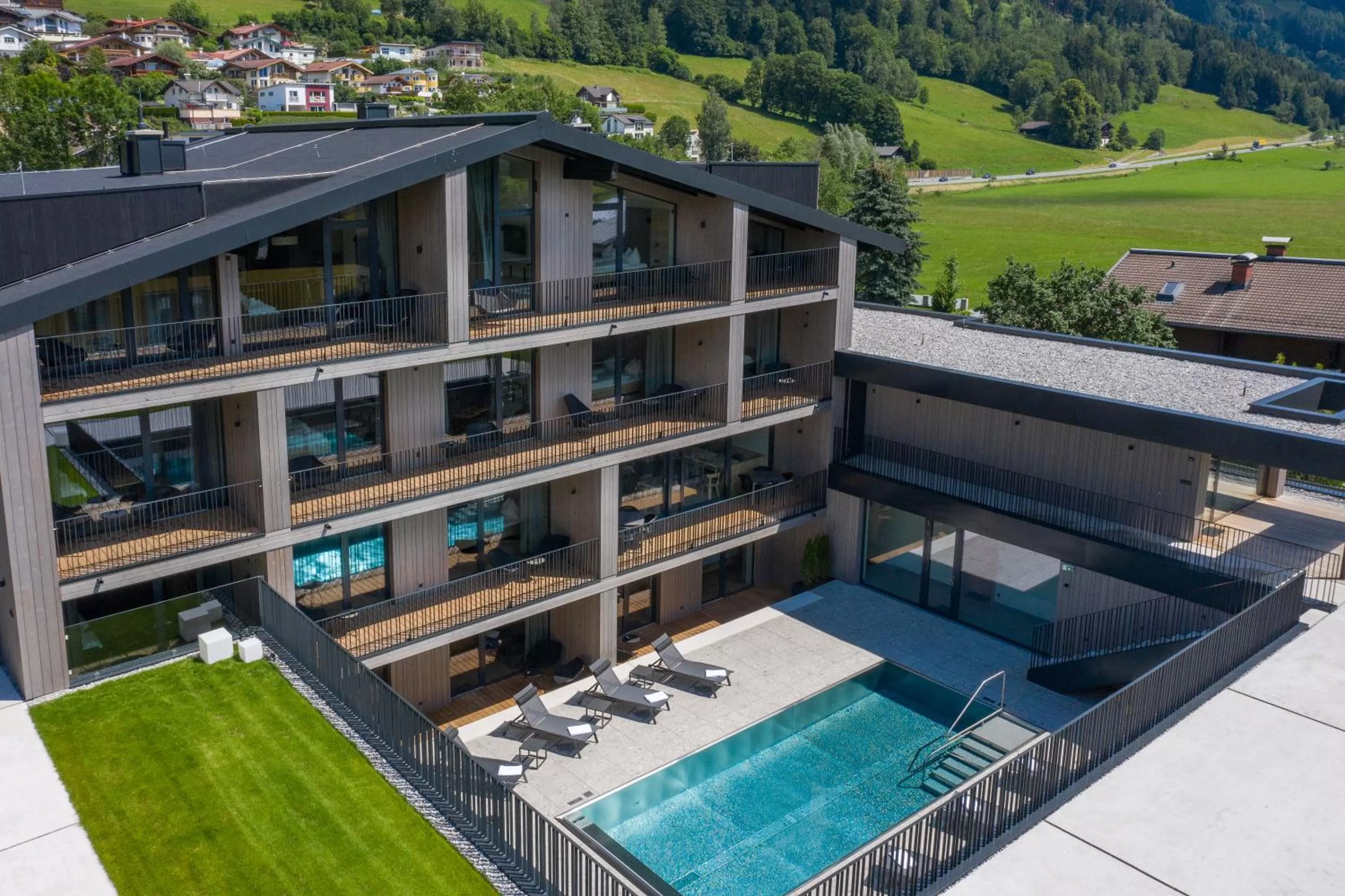 Pool view in Emma Deluxe Aparthotel direkt beim Skibus