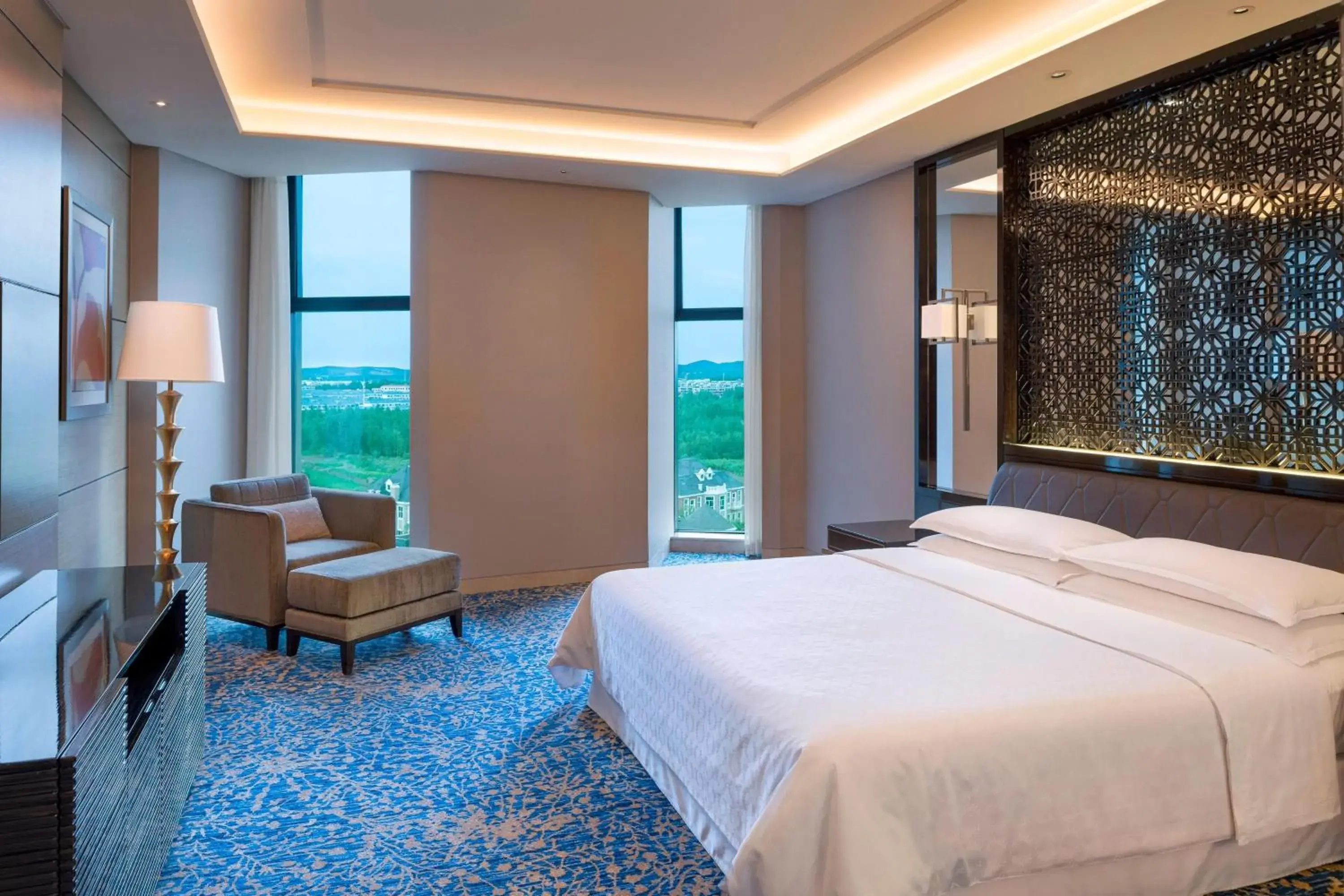 Club Suite Room, Club level, 1 Bedroom Larger Suite, 1 King in Sheraton Changchun Jingyuetan Hotel Club Suite Room, Club level, 1 Bedroom Larger Suite, 1 King in Sheraton Changchun Jingyuetan Hotel