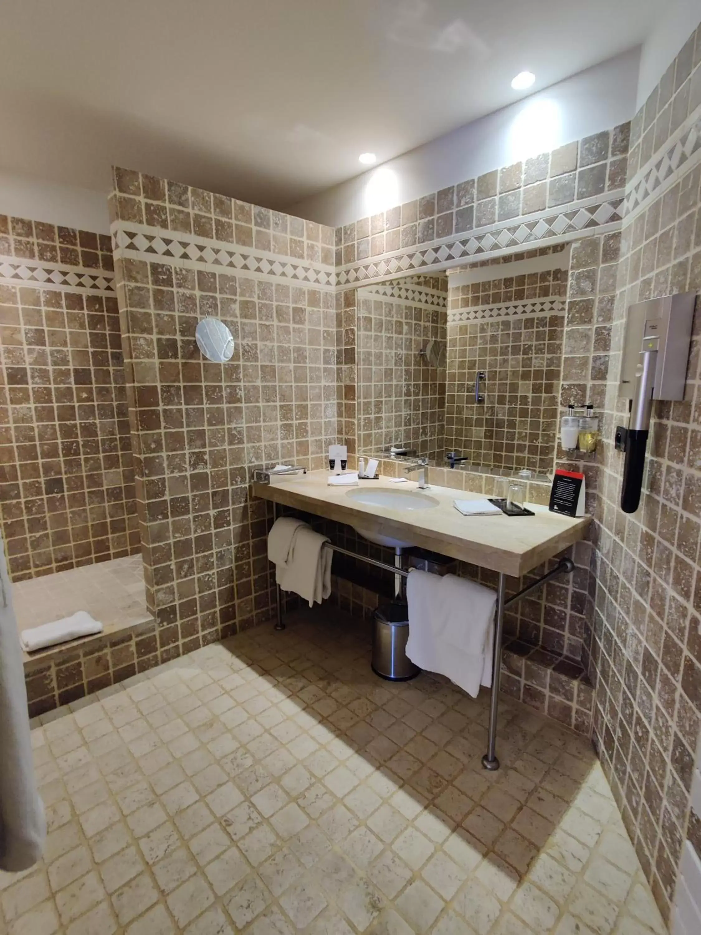 Guest room, 1 King, Courtyard view in Hôtel de Bourgtheroulde, Autograph Collection Guest room, 1 King, Courtyard view in Hôtel de Bourgtheroulde, Autograph Collection