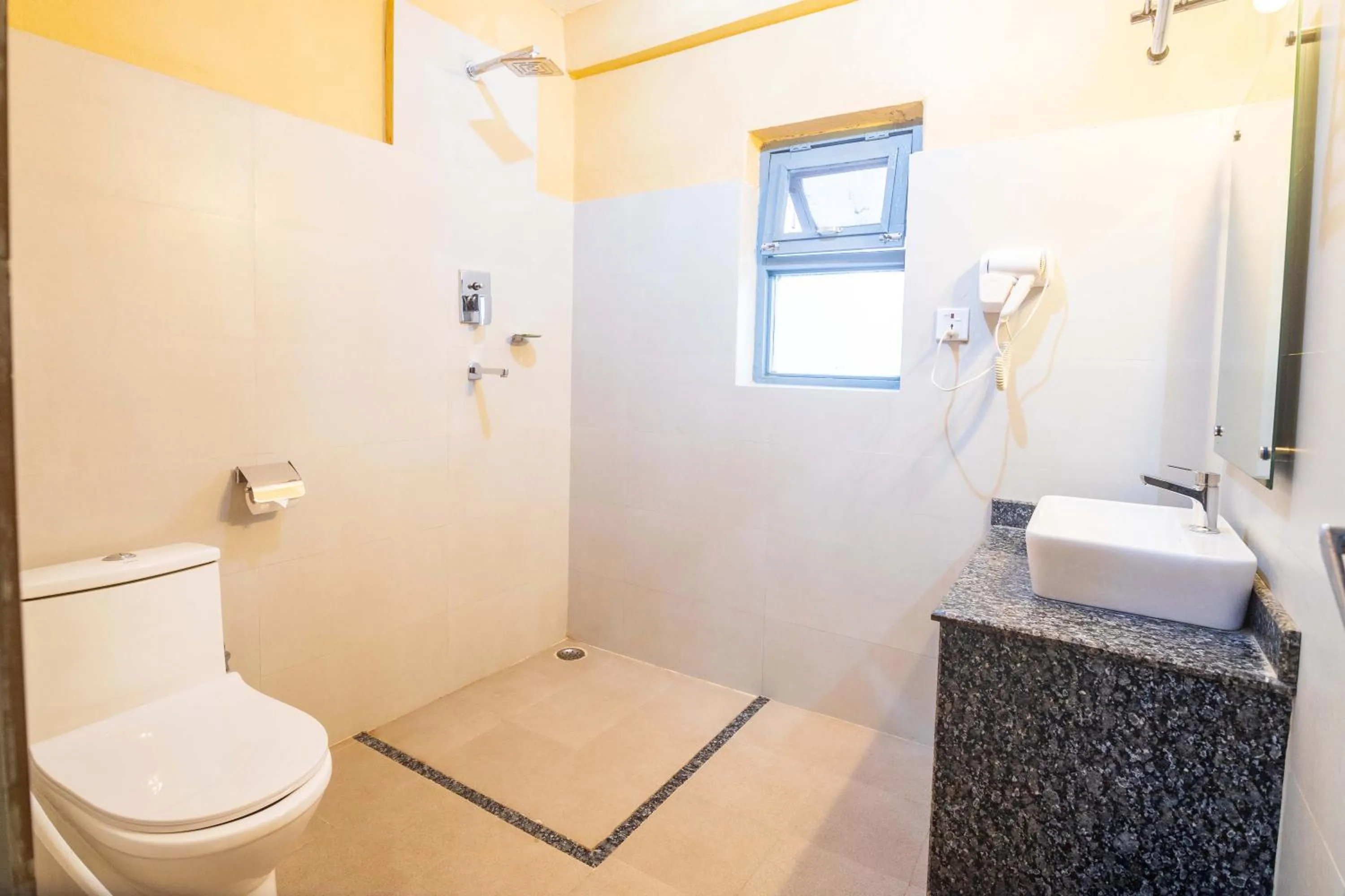 Bathroom in Hotel Silver Oaks Inn