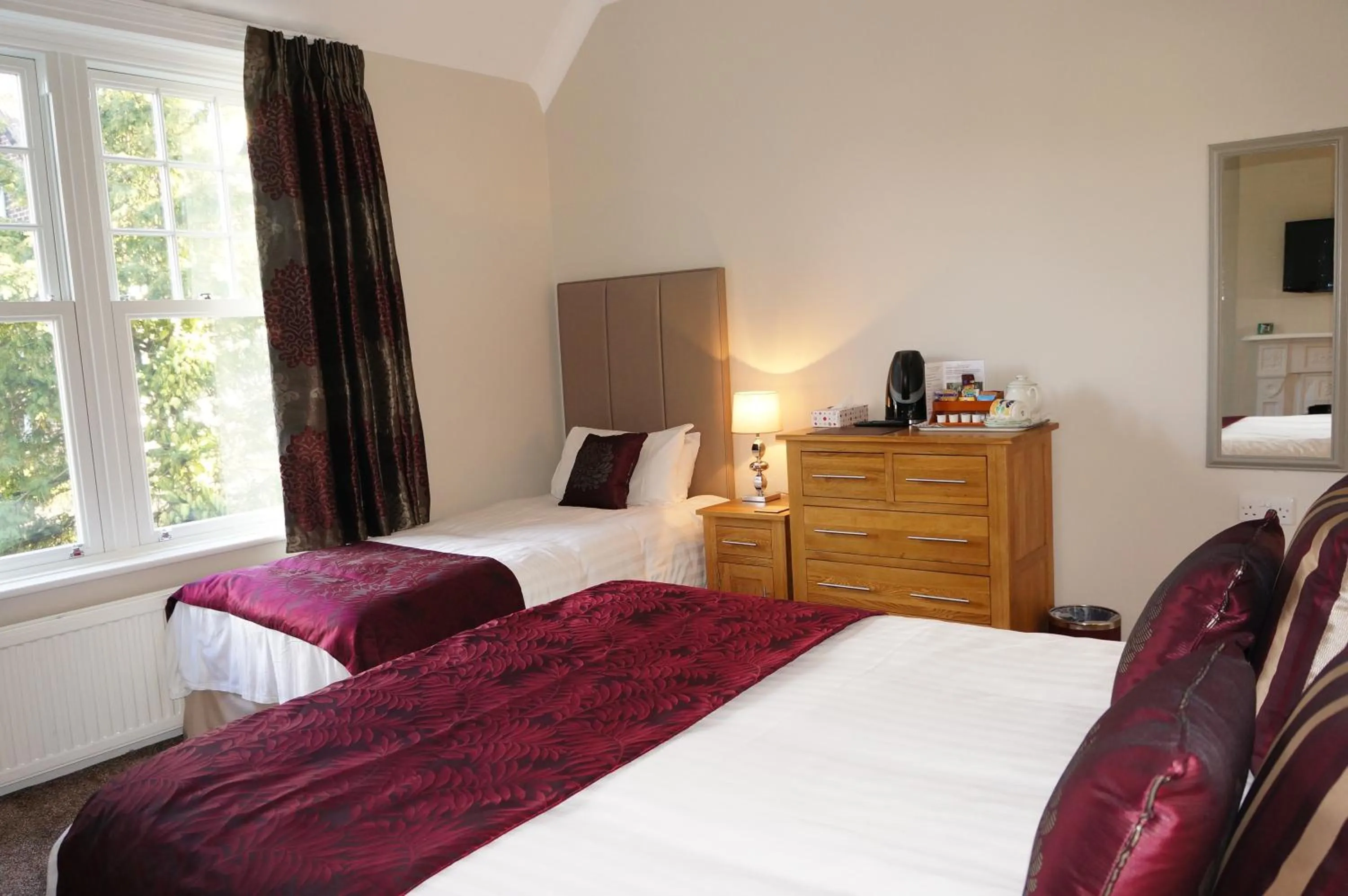 Bed in The Lawn Guest House Gatwick